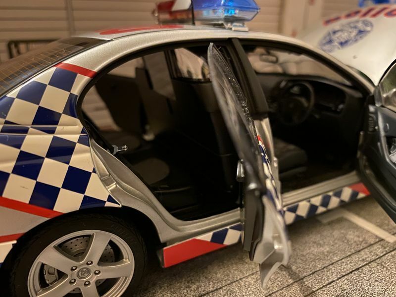Holden Commodore VX SS Victoria Police SMART Highway Patrol Polizei AUTOart 1:18