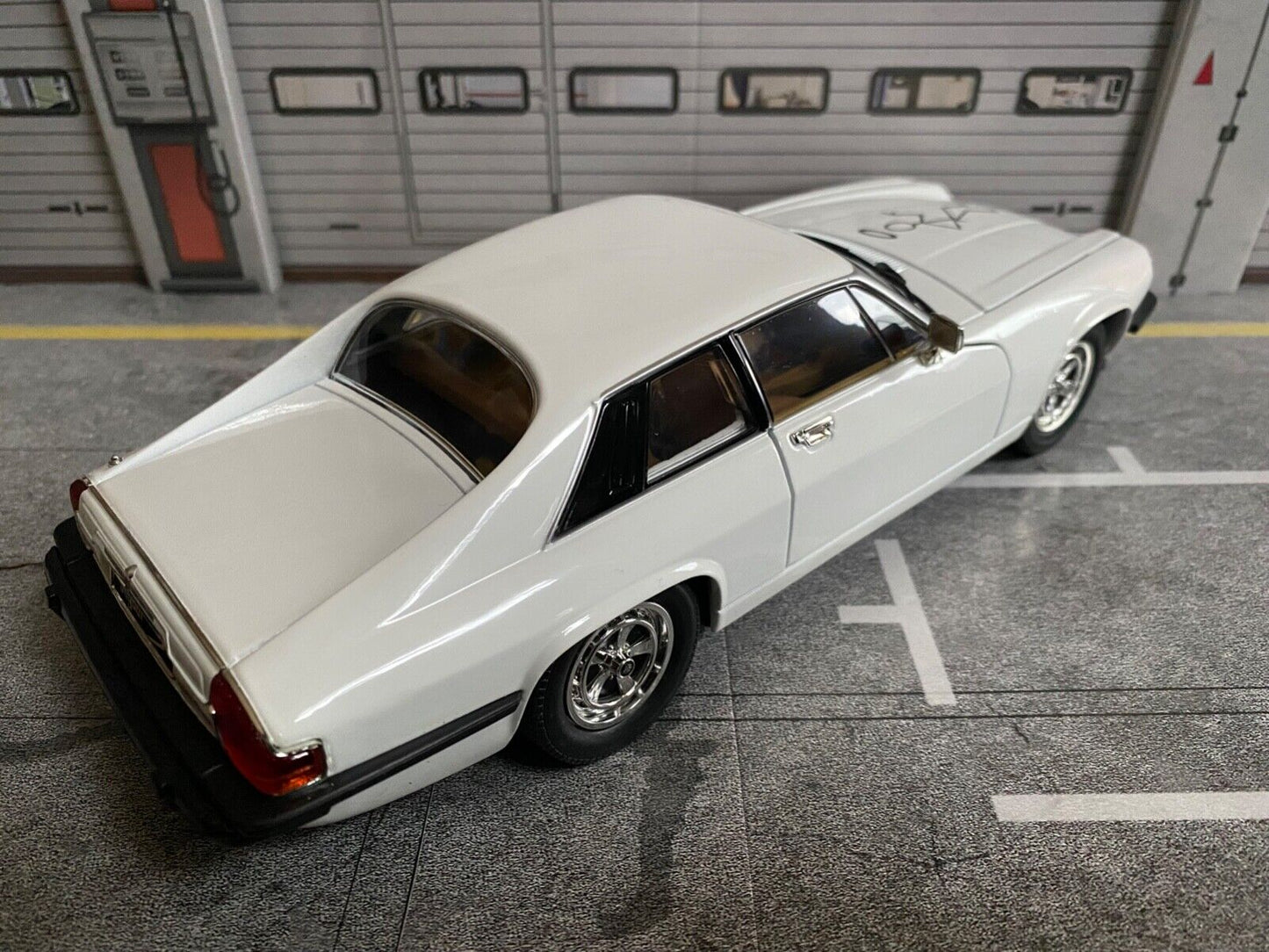 Jaguar XJ-S Simon Templar THE RETURN OF THE SAINT with Saint hood decal XJS 1:18