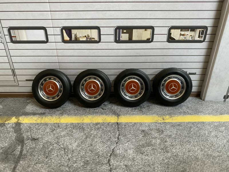 Mercedes Benz W123 Räder Felgen + Reifen Englisch Rot Norev Tuning Diorama 1:18