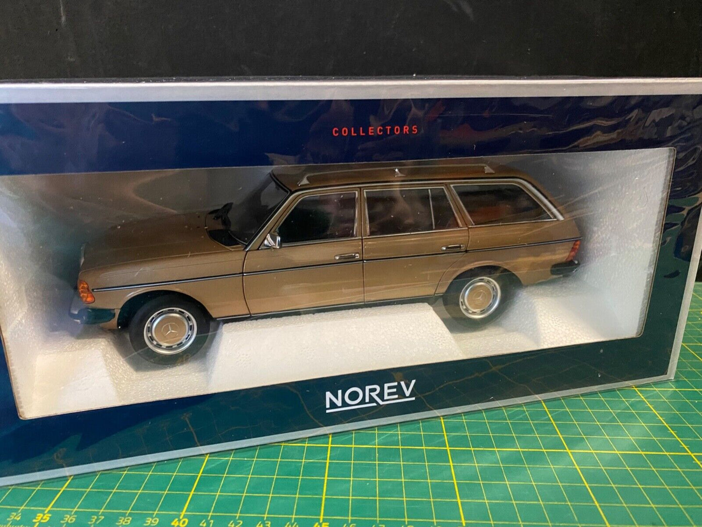 Mercedes Benz 200 T 1982 Gold Metallic Kombi S123 W123 183738 Norev Neu OVP 1:18