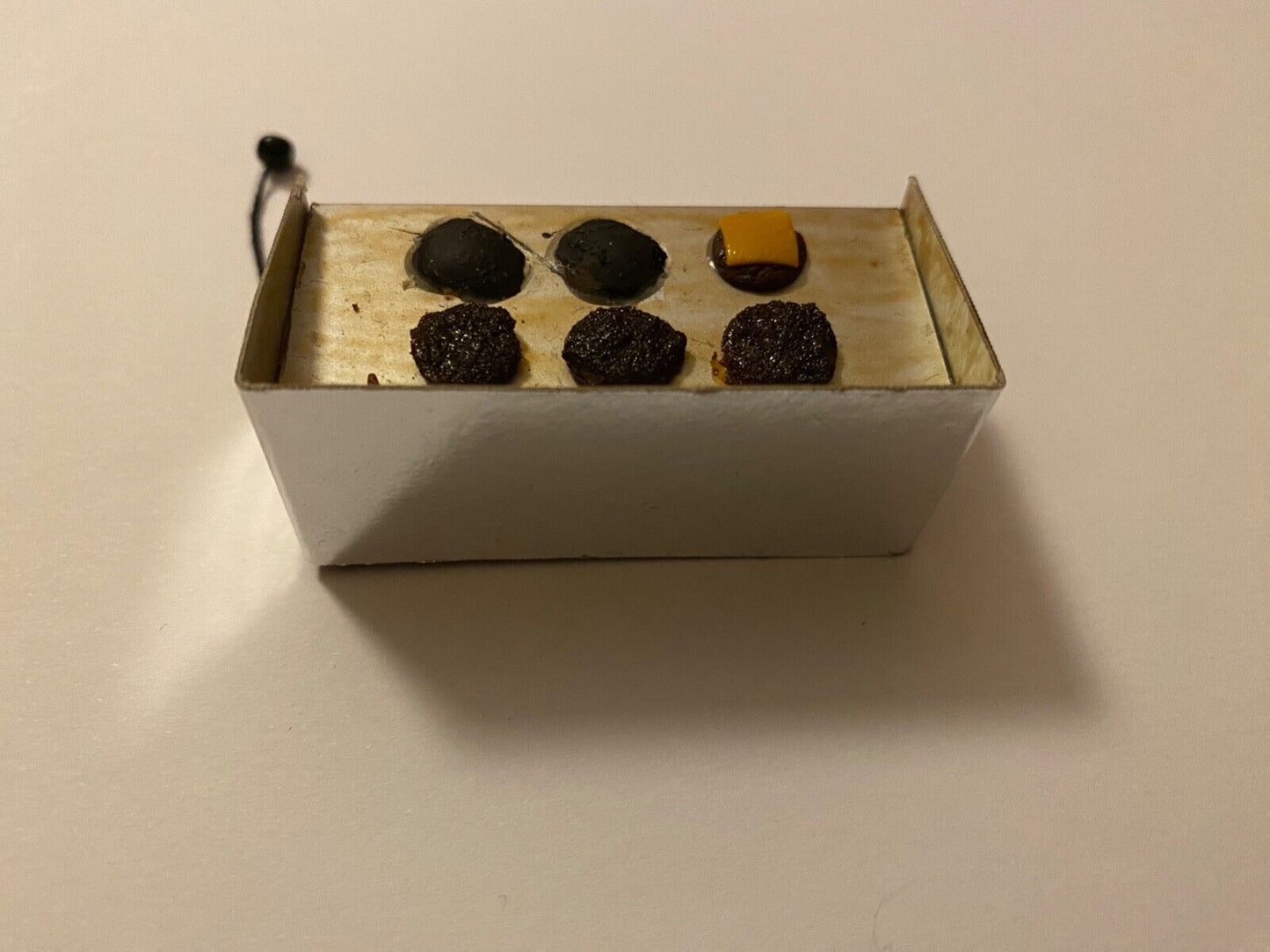 Grill mit Hamburger Bouletten Cheese Käse Diorama Maßstab ca. 1:10 / 1:12