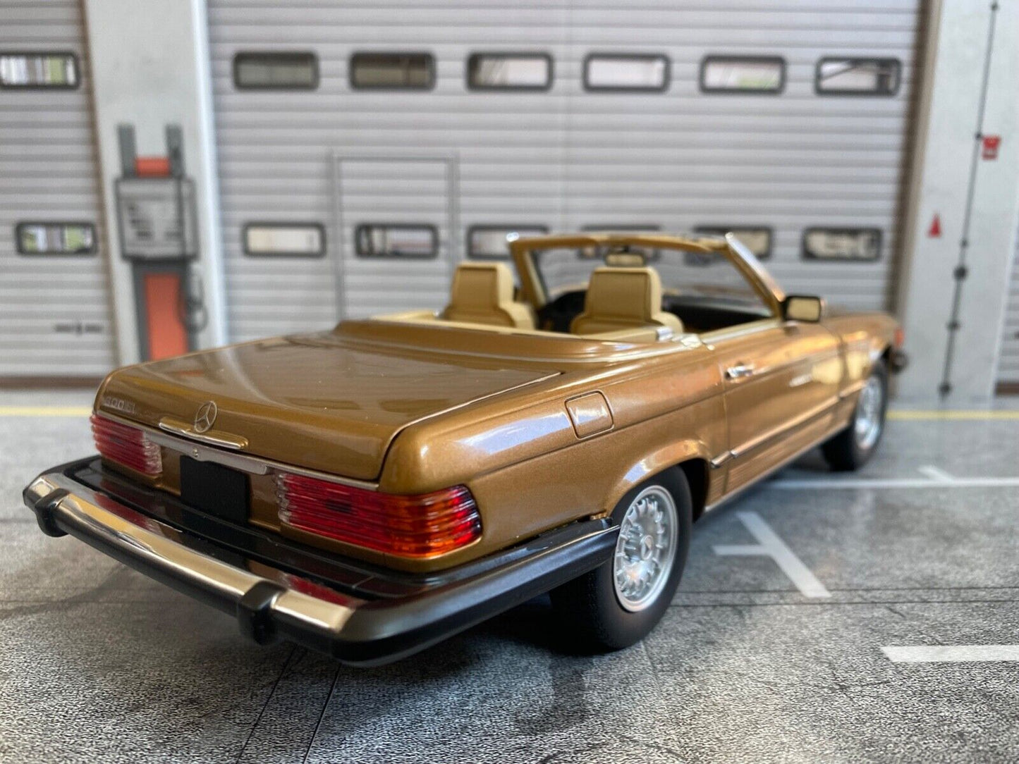 Mercedes Benz 300 SL Gold Metallic R107 Umbau auf US-Version Barock Felgen 1:18