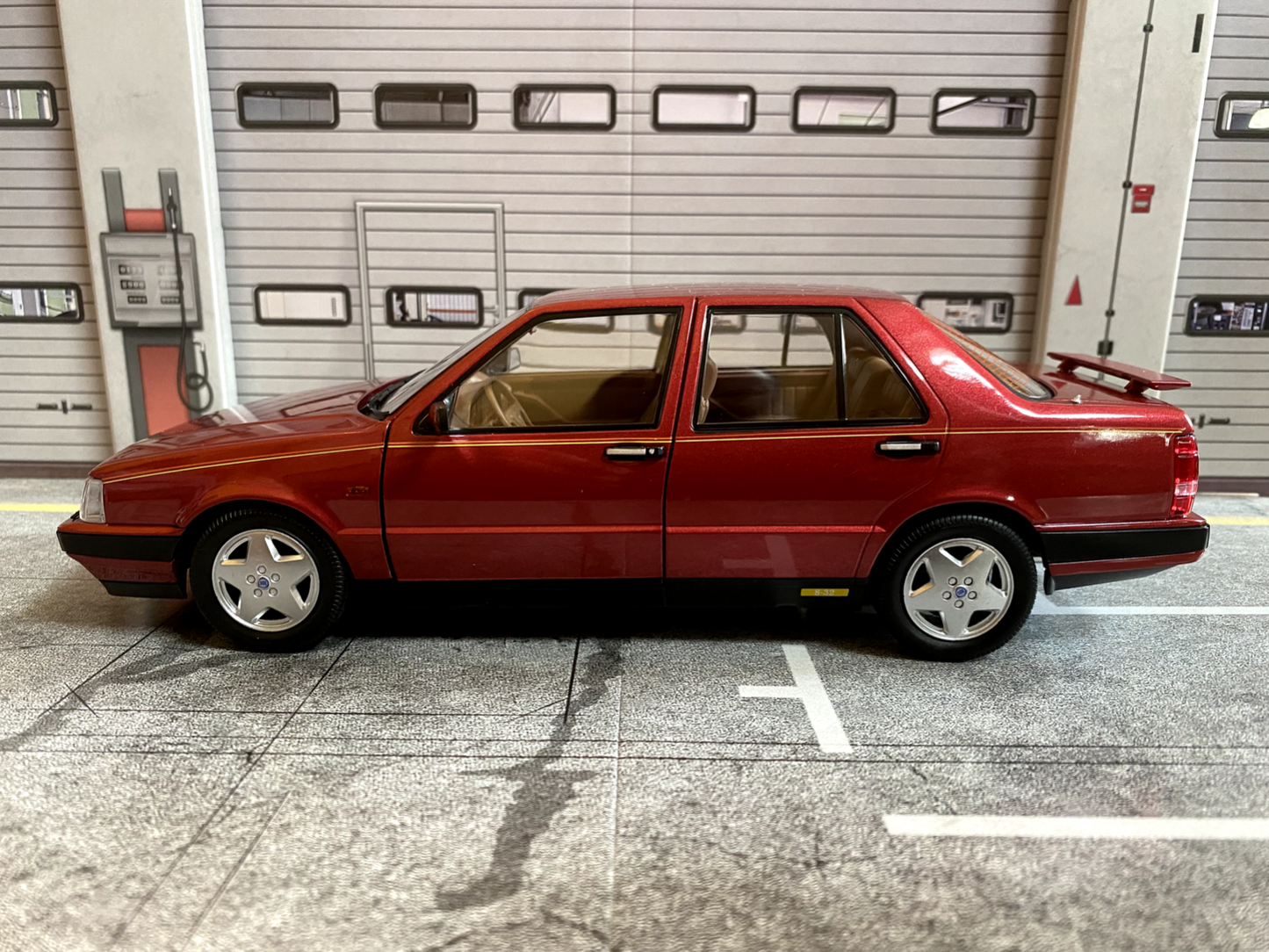 Lancia Thema 8.32 Ferrari geöffneter Heckspoiler/Open Rear Wing Winner Red 1:18