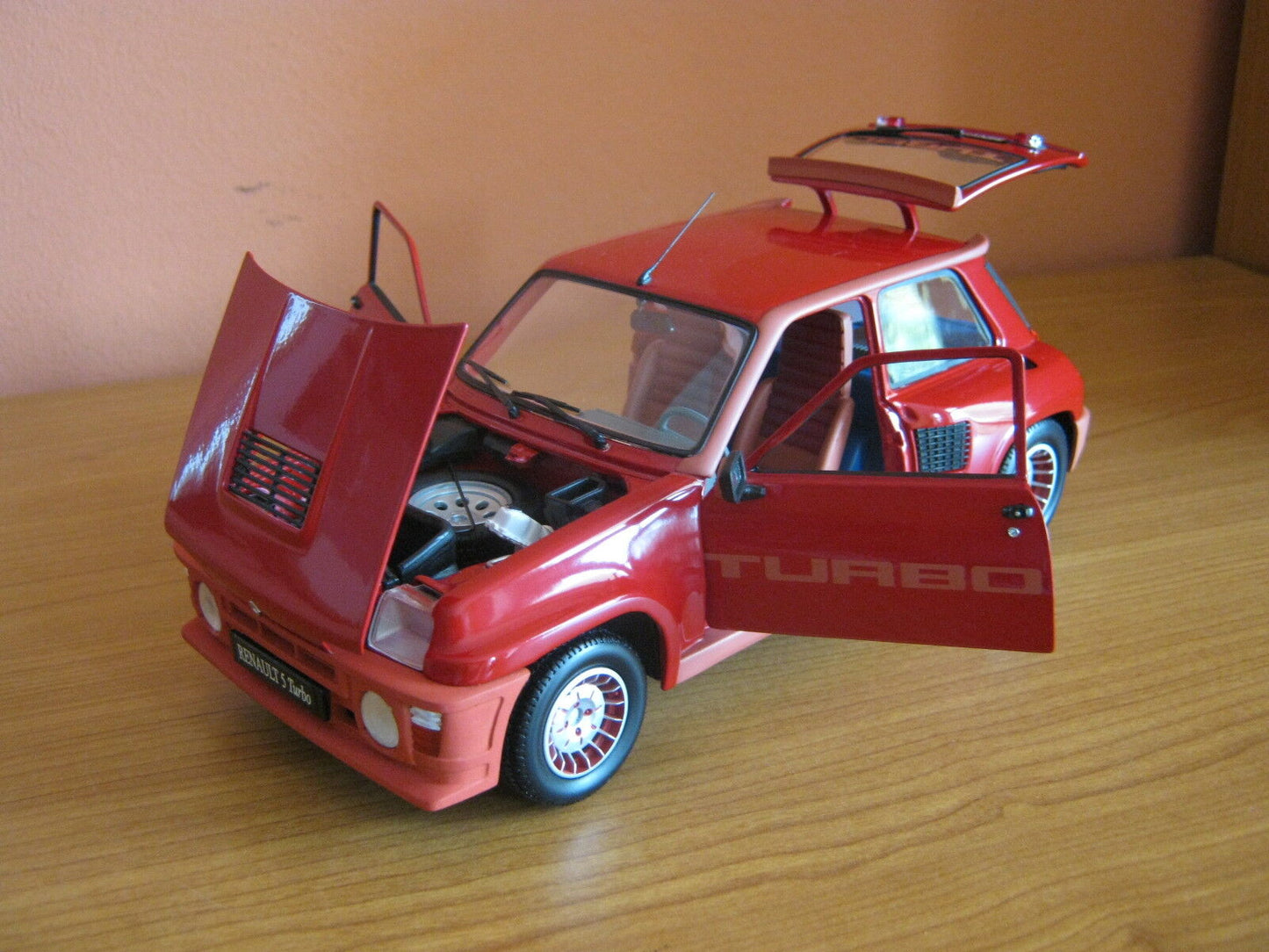 Renault 5 Turbo Umbau Modifikation mit Maxi Turbo Frontstoßstange Code 3 1:18
