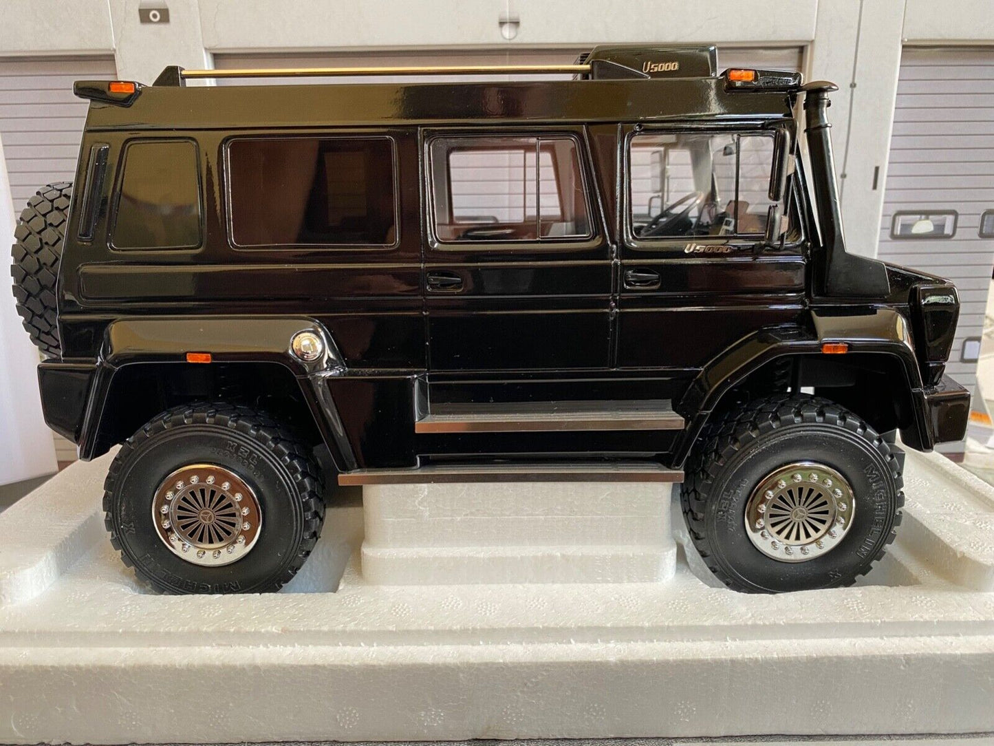 Mercedes Benz Unimog U5000 2012 GLM U 5000 schwarz in OVP black in box 1:18