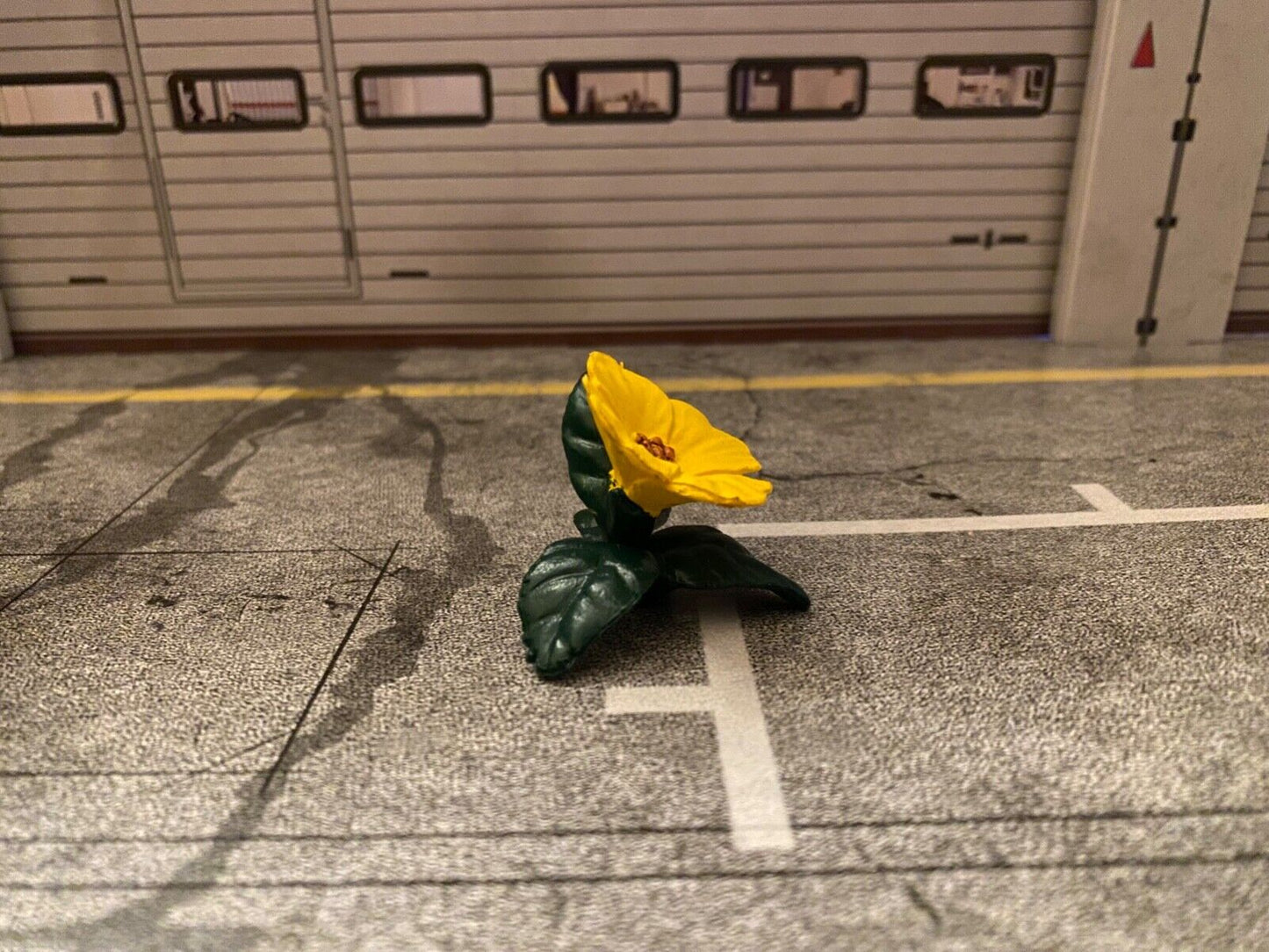 Kolibri gelb hellblau mit Blume Kunststoff neu Diorama Maßstab ca. 1:10 / 1:12