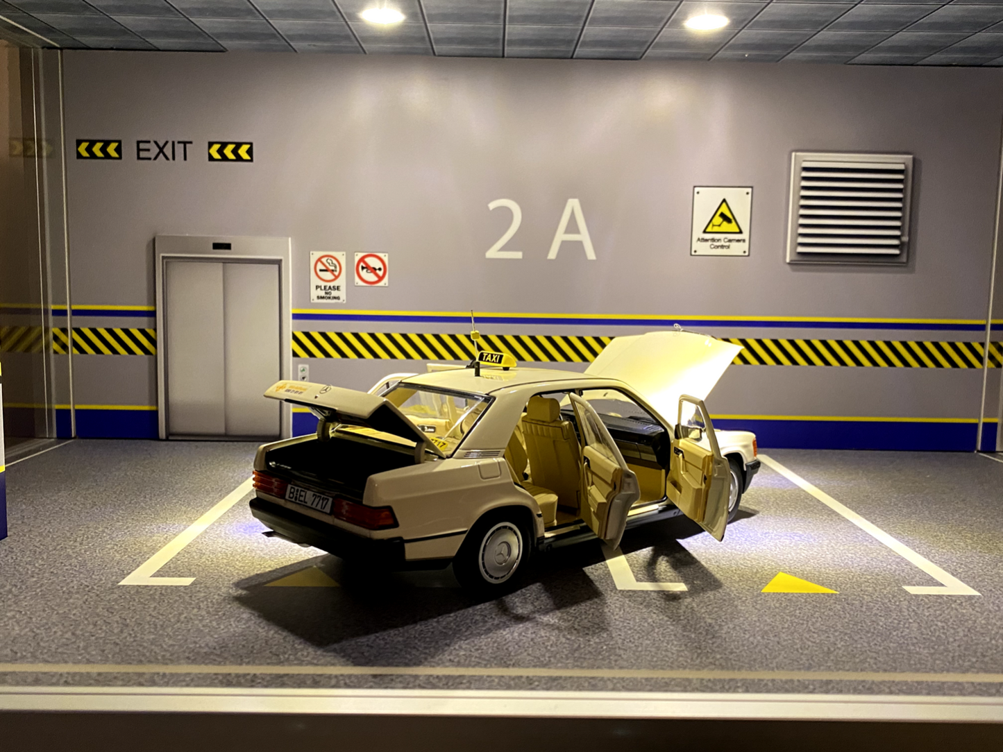 Mercedes Benz 190 E W 201 W201 Taxi Umbau Würfelfunk (alles zu öffnen) 1:18