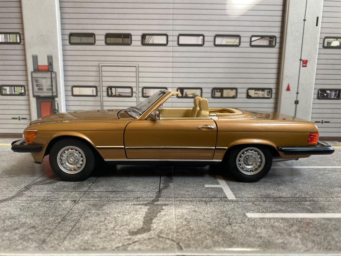 Mercedes Benz 300 SL Gold Metallic R107 Umbau auf US-Version Barock Felgen 1:18