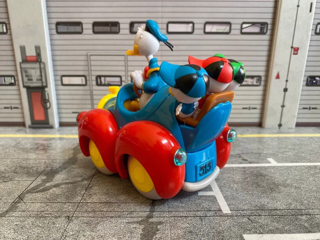 Donald Duck 313 Auto mit Figuren Donald, Tick Trick und Track Disney NEU 1:18