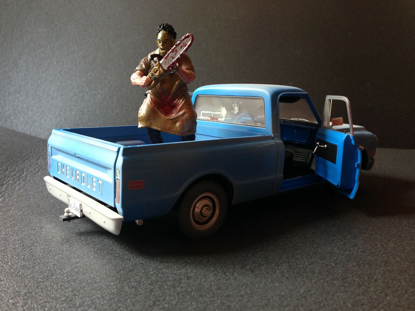 Chevrolet C10 Chevy C-10 The Texas Chainsaw Massacre + Leatherface Figur 1:18