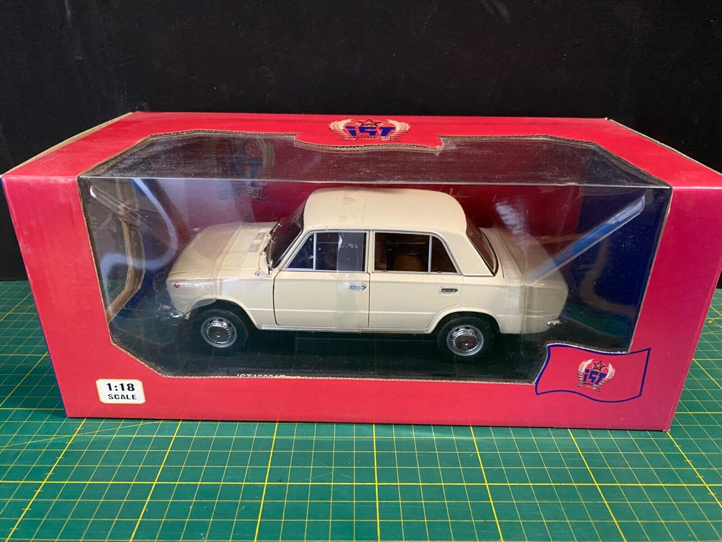 Lada 2101 (1971) Russia Russland beige IST-Models new in box Neu in OVP 1:18