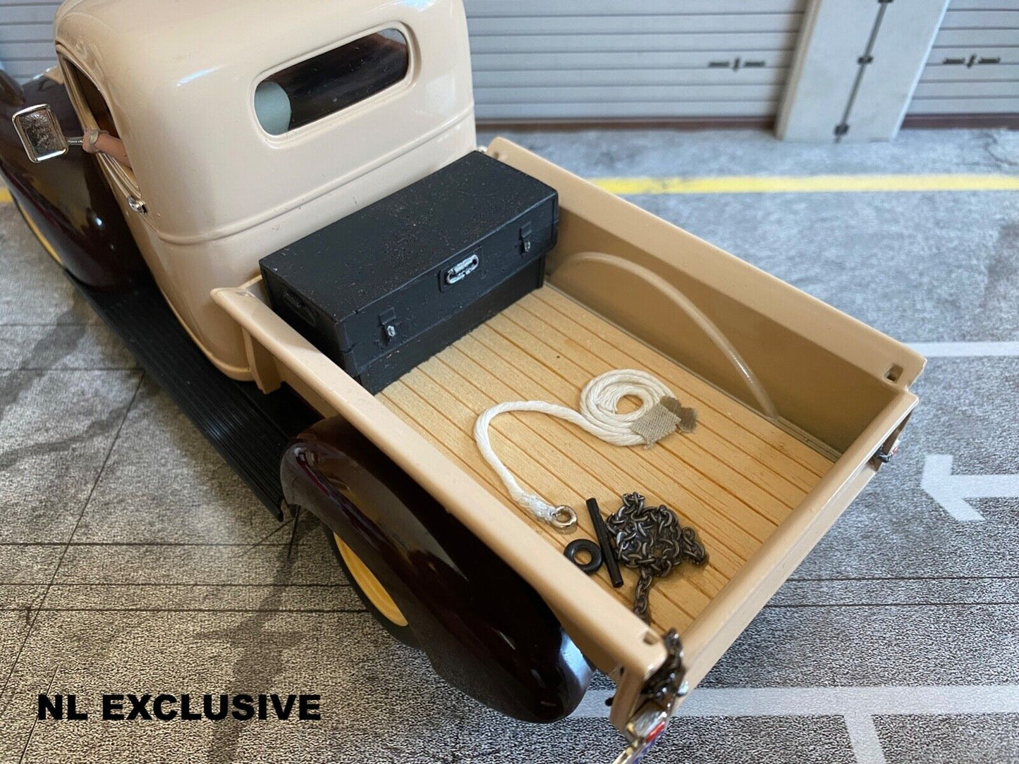 1946 Chevy Pick Up 80s MacGyver TV-Serie + Figur Chevrolet ½-ton Truck 1:18/1:19