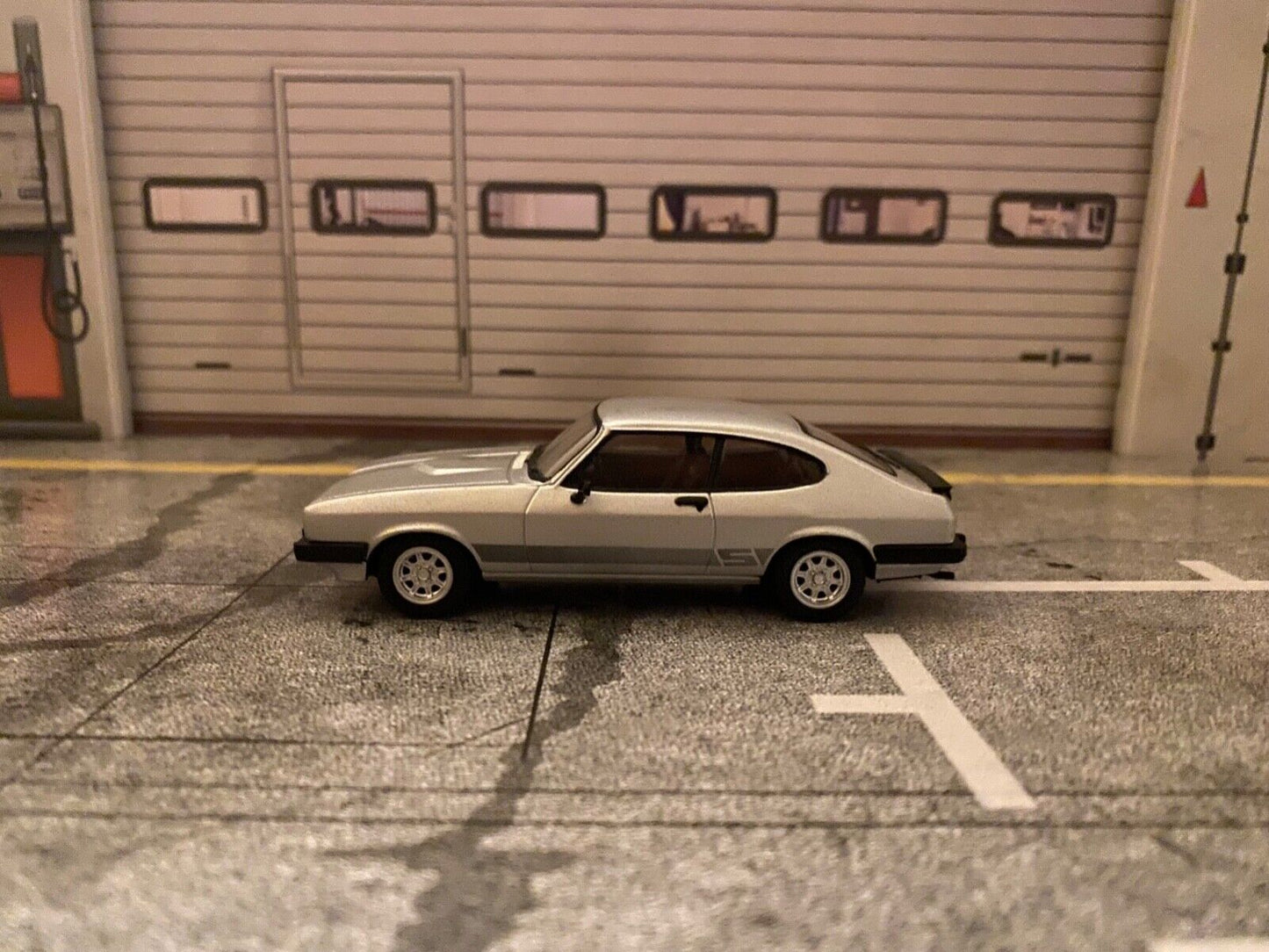 Bodie´s Ford Capri 3.0S The Professionals Die Profis RHD Mk3 MkIII Silber 1:43