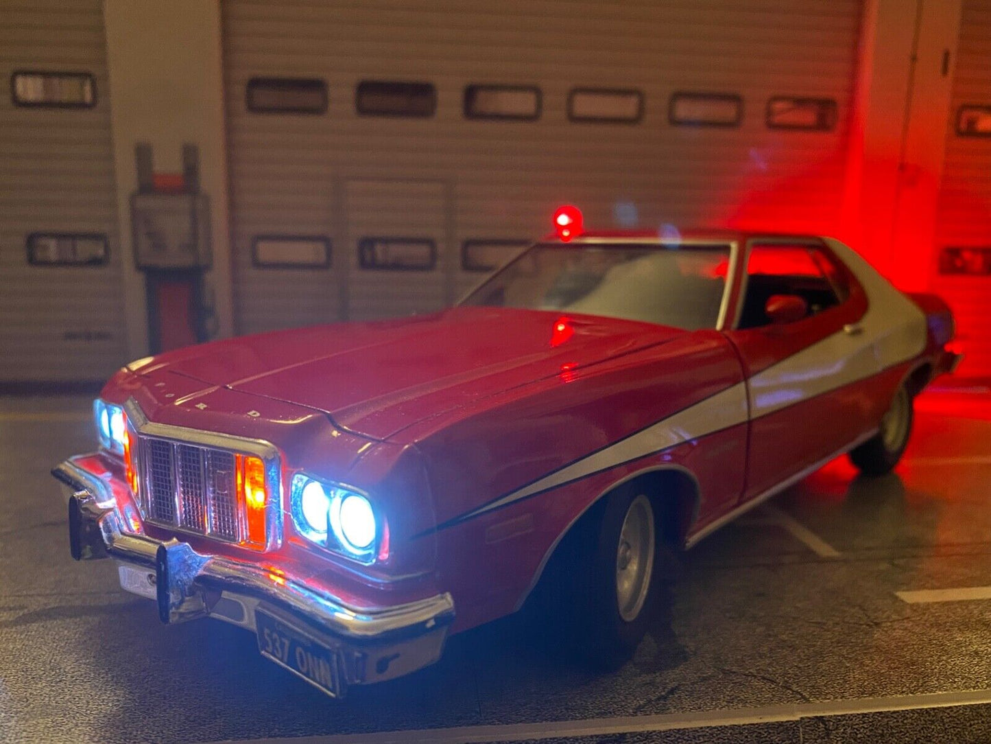 Starsky & Hutch Ford Gran Torino Umbau mit Beleuchtung Licht Teardrop Light 1:18