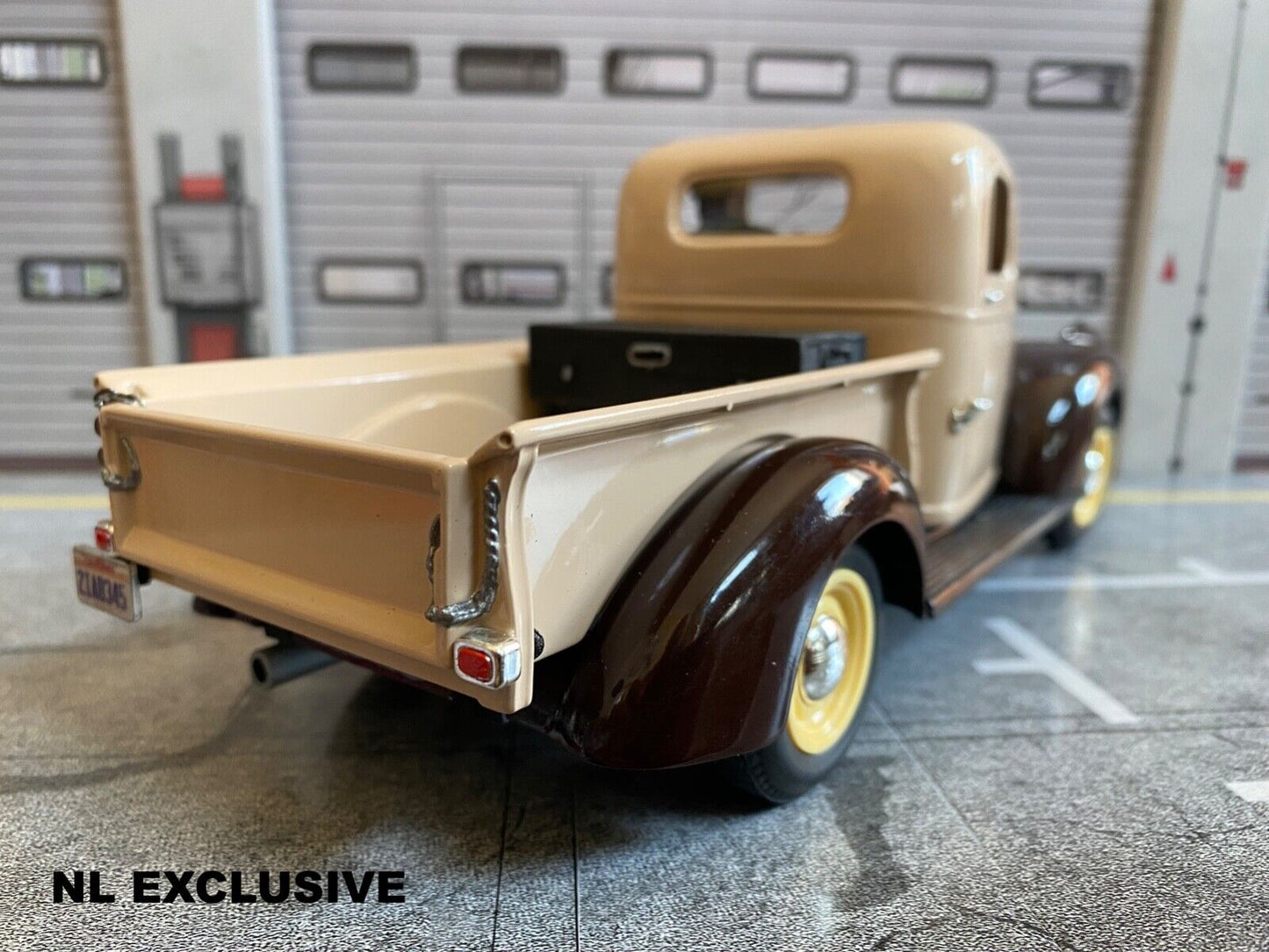 1946 Chevy Pick Up 80s MacGyver TV-Serie + Figur Chevrolet ½-ton Truck 1:18/1:19