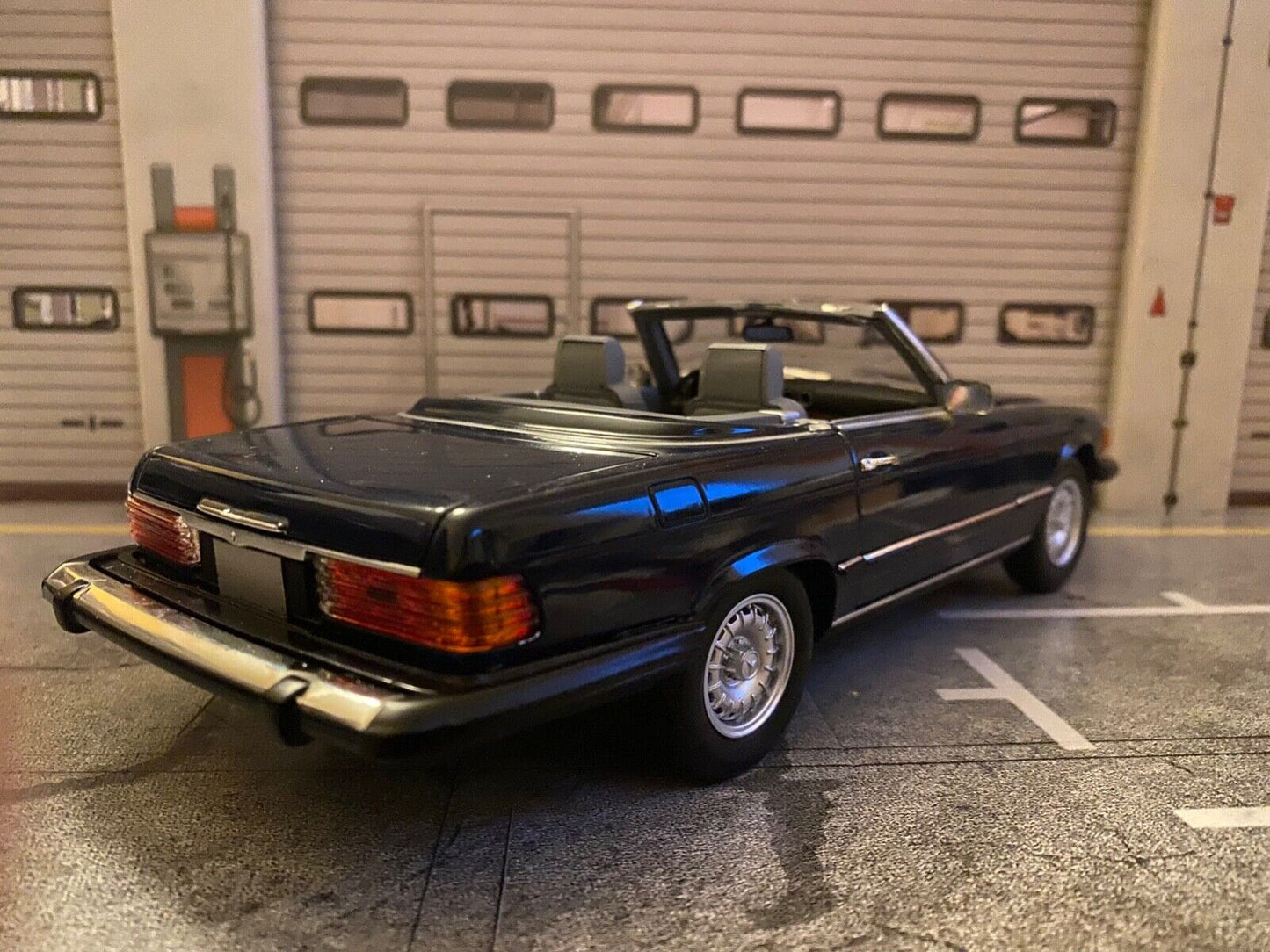 Mercedes Benz 450 SL Dunkelblau R107 dark blue Umbau auf US-Version +Barock 1:18