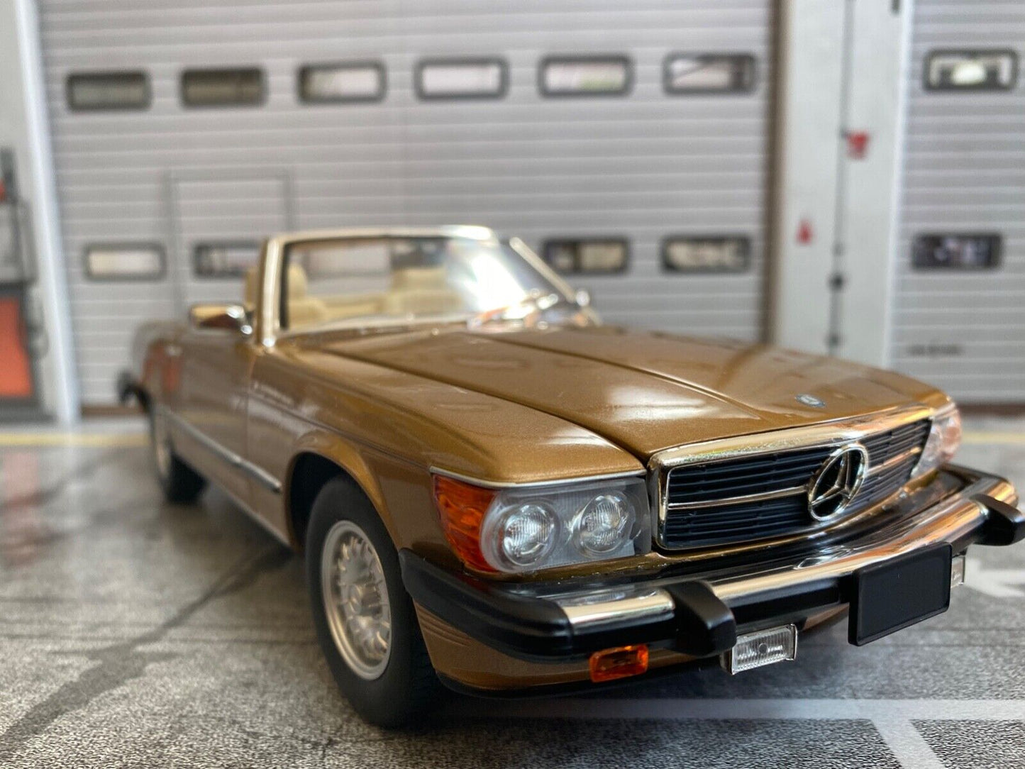 Mercedes Benz 300 SL Gold Metallic R107 Umbau auf US-Version Barock Felgen 1:18