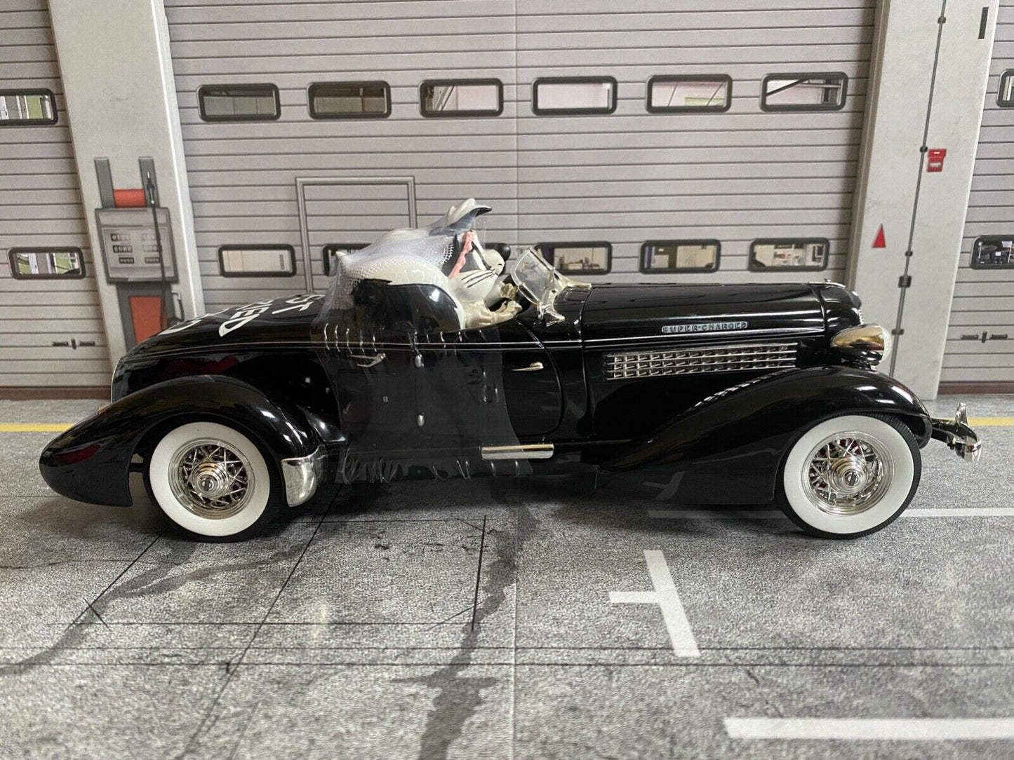 Auburn 851 Speedster Boattail Pepe & Penelope Just Married Ertl Warner Bros 1:18