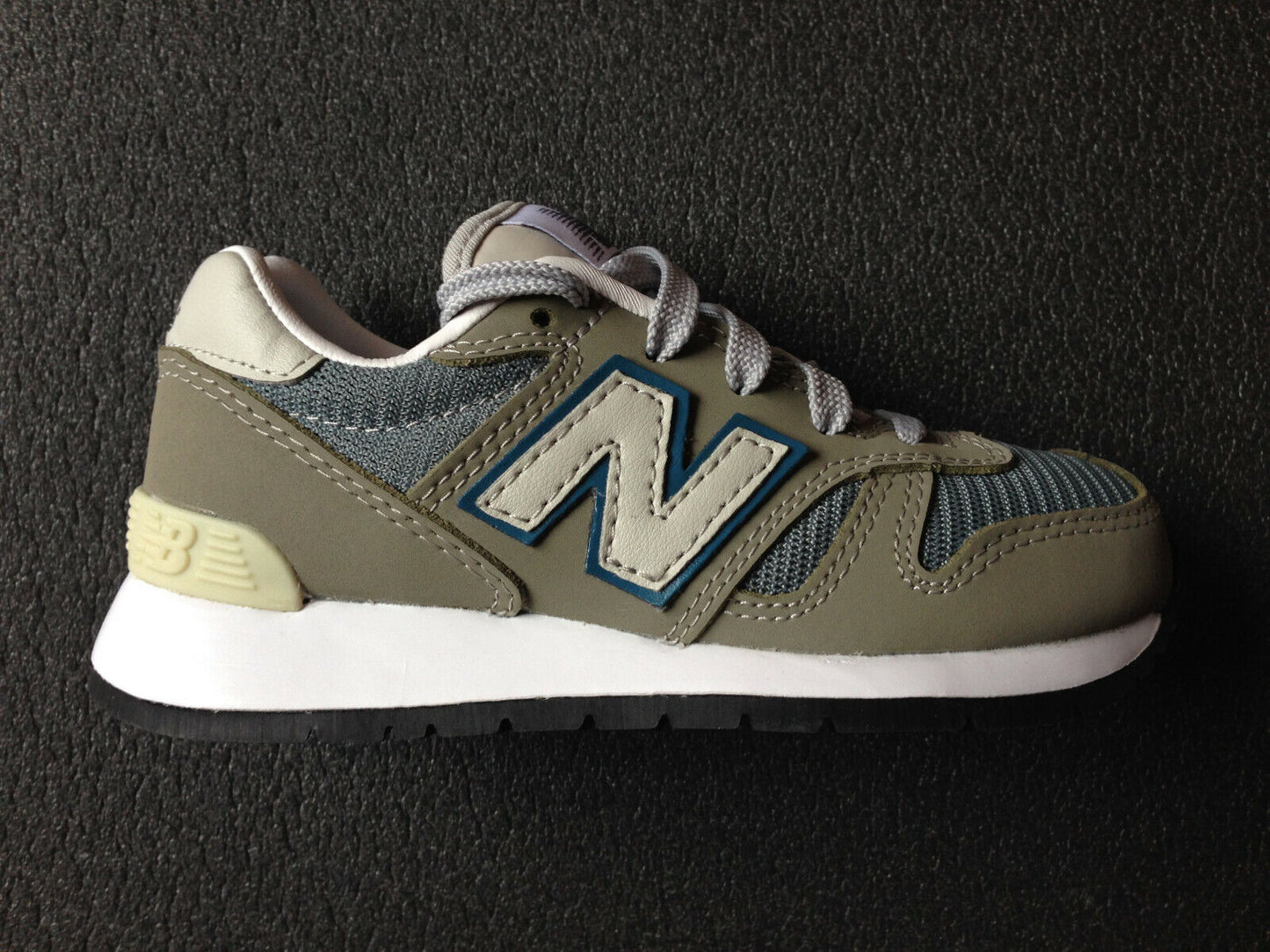 New Balance YC1300J3 1300 vintage colourway new kids size US 10,5 UK 10 EUR 28