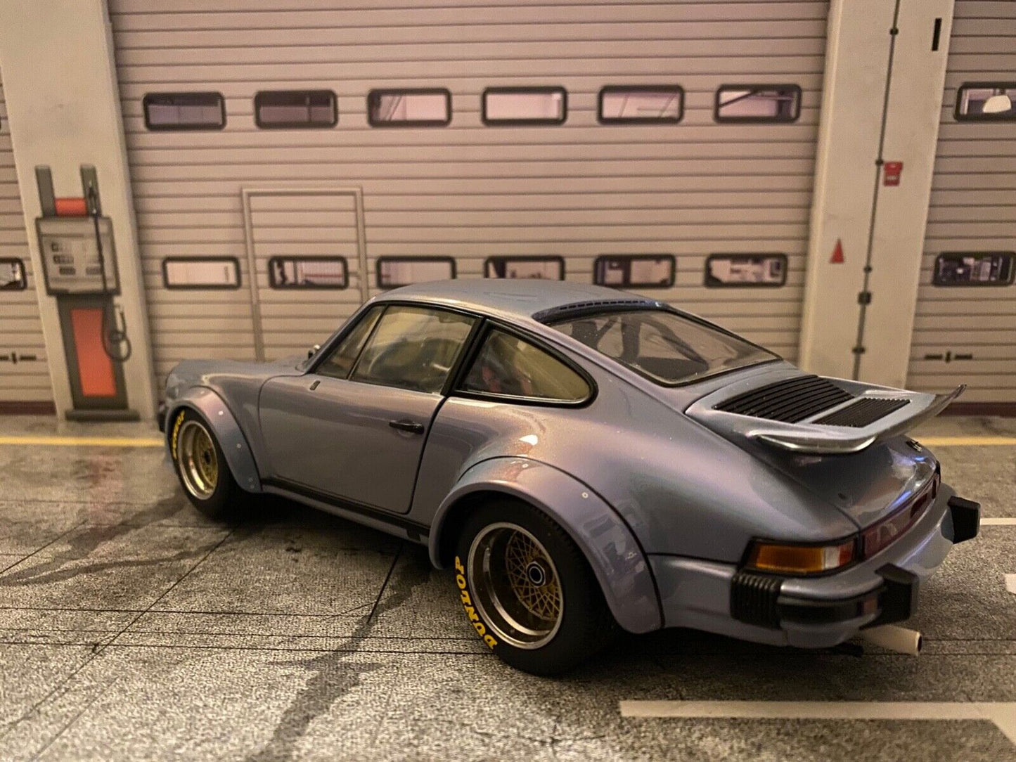 Porsche 934 RSR Laguna Seca Sky Standox Exoto PRM00040 defekt gebraucht 1:18