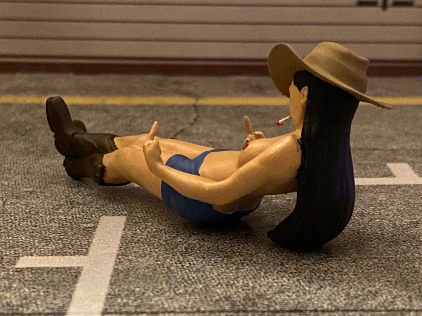 Sexy nackte Cowgirl Figur mit Zigarette Naked Cowgirl figure with cigarette 1:18