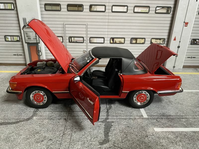 Mercedes Benz 350 SL R107 Personal Car from Bruce Lee Norev China Version 1:18