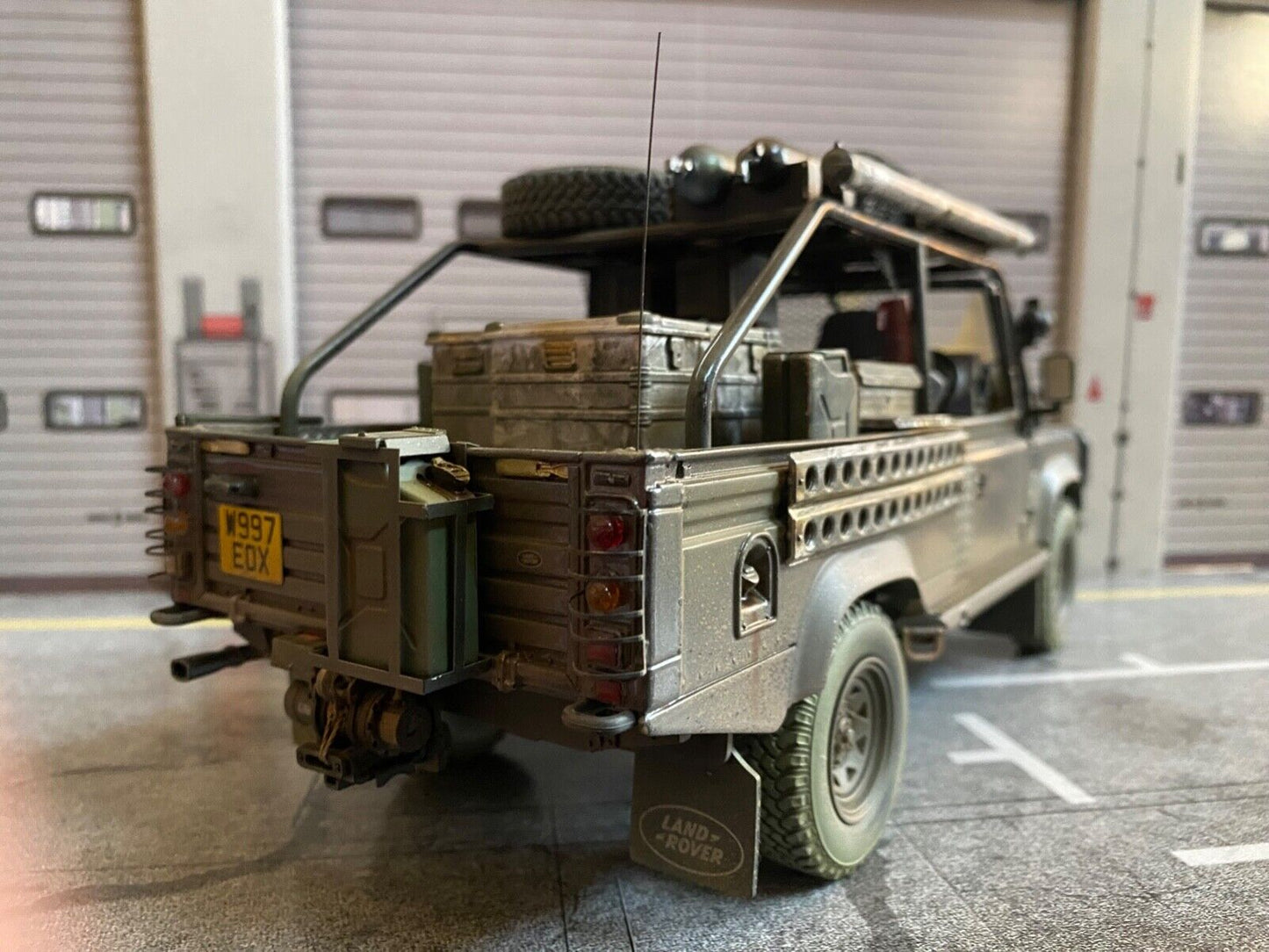 Land Rover Defender Tomb Raider weathered + Lara Croft Figur Angelina Jolie 1:18