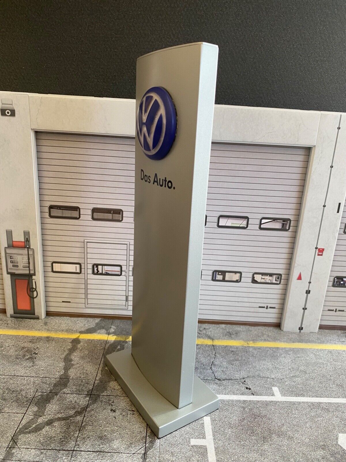VW Pylon mit Beleuchtung für Diorama aus Aluminium / Kunststoff ca. 28 cm 1:18