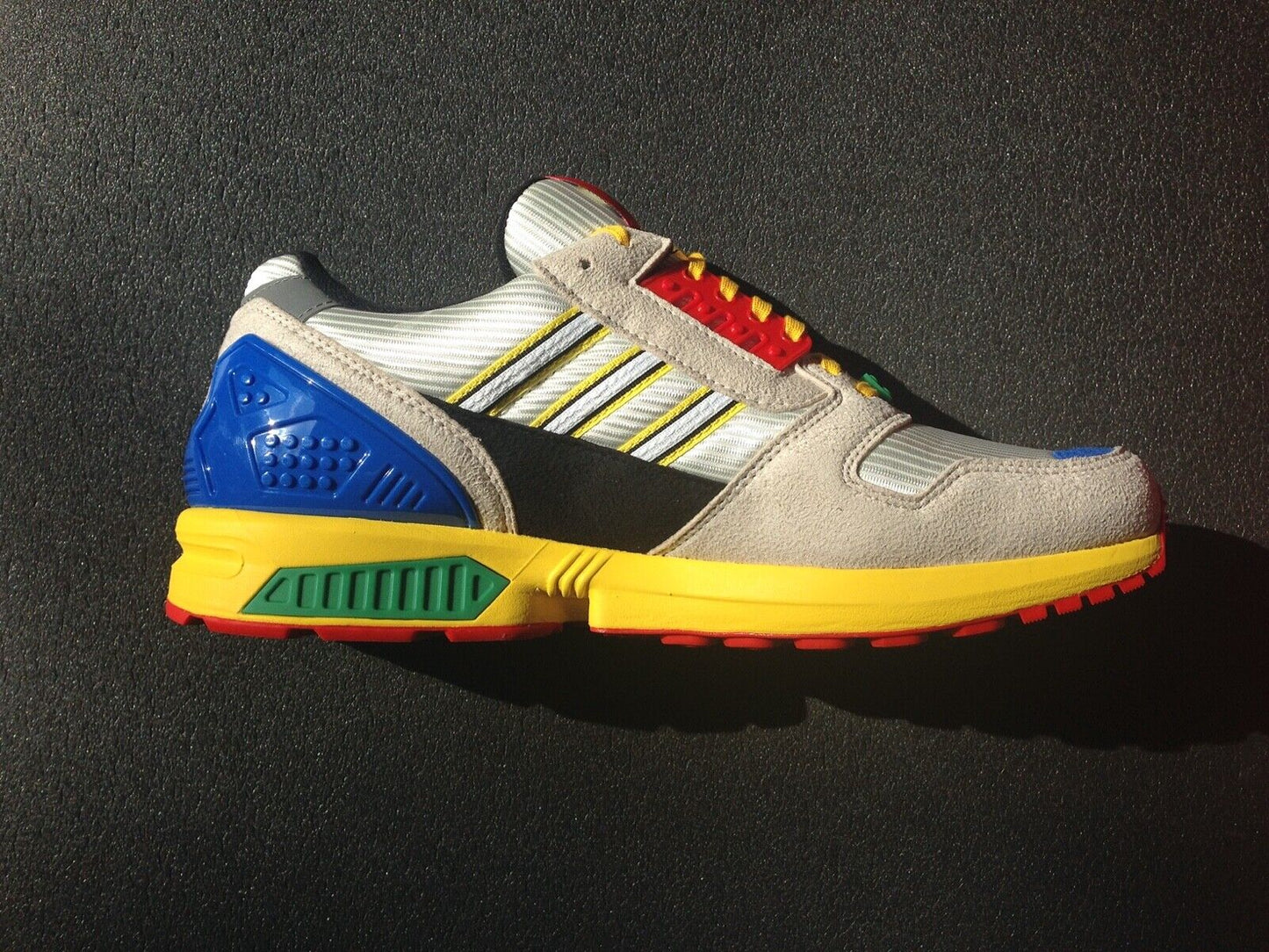 Adidas ZX 8000 x LEGO mit Lego-Box und Holzfigur FZ3482 US 12 UK 11,5 EUR 46 ⅔