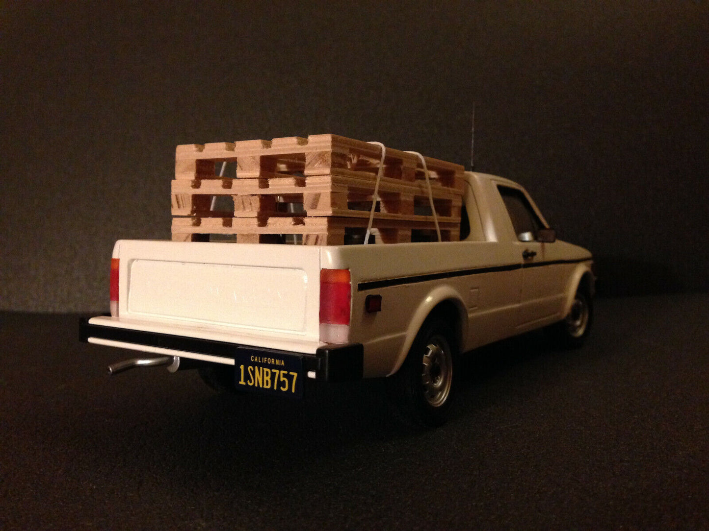 VW Caddy XXL US-Version im Used-Look mit Ladegut Tuning Diorama Volkswagen 1:18