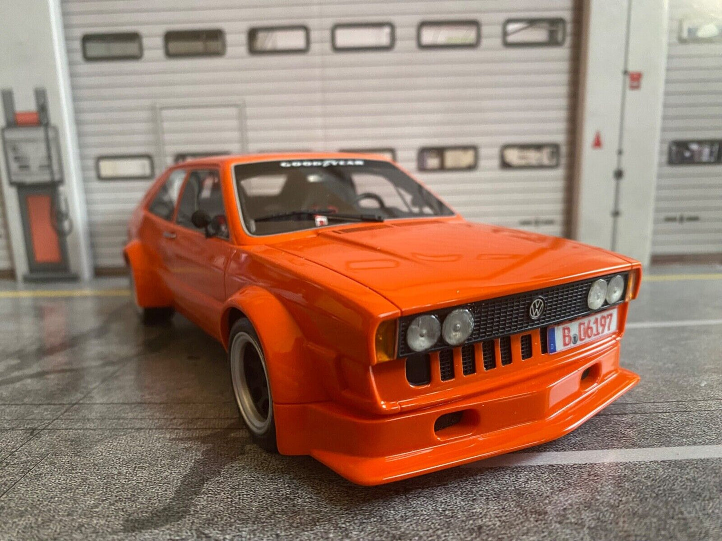 VW Scirocco GT Gr.2 Breitbau Orange mit roter 06er Nummer Tuning Diorama 1:18