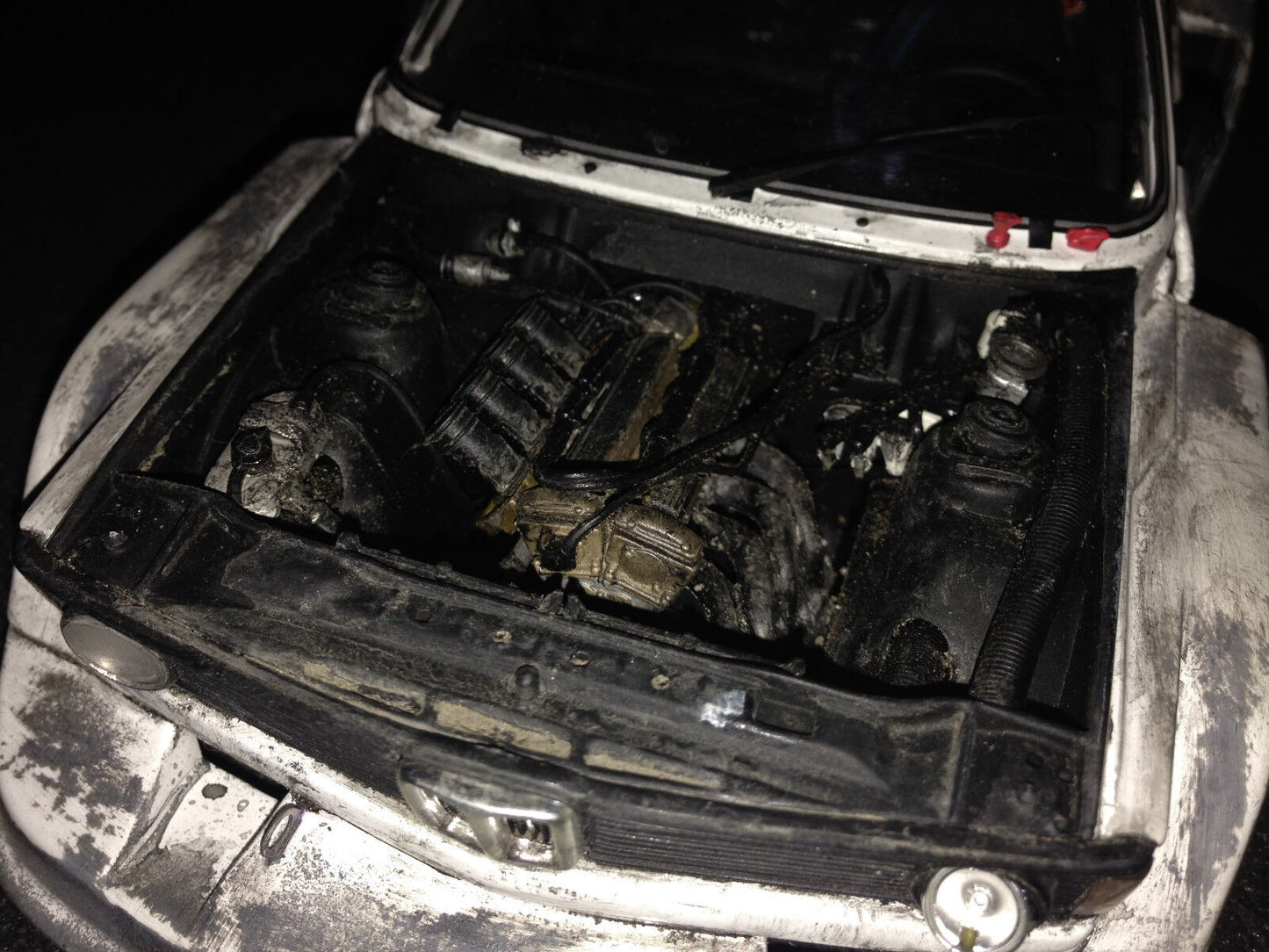 BMW 320i 1977 Gr. 5 E21 Diorama Scheunenfund Schrottplatz Tuning Umbau 1:18