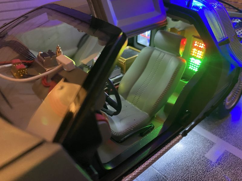 DeLorean Back to the Future Zurück in die Zukunft Hot Wheels Sound & Light 1:18