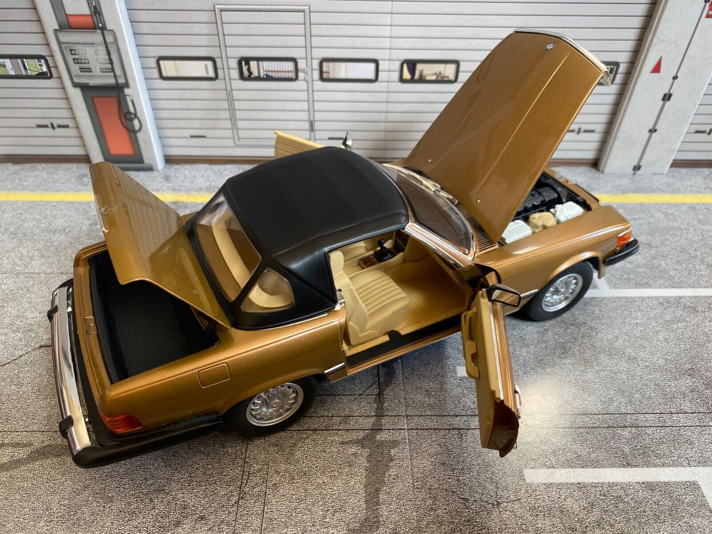 Mercedes Benz 300 SL Gold Metallic R107 Umbau auf US-Version Barock Felgen 1:18