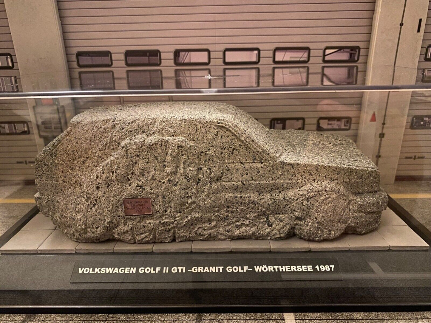 VW Golf 2 II GTI "GRANIT GOLF" 1987 Wörthersee VW-Treffen Denkmal Diorama 1:18
