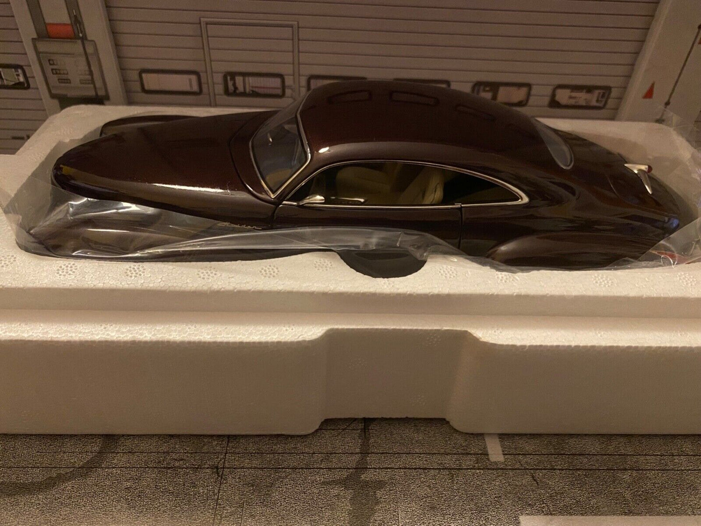 Holden Efijy 2005 Concept Car based on a Chevrolet Corvette V8 new in box 1:18