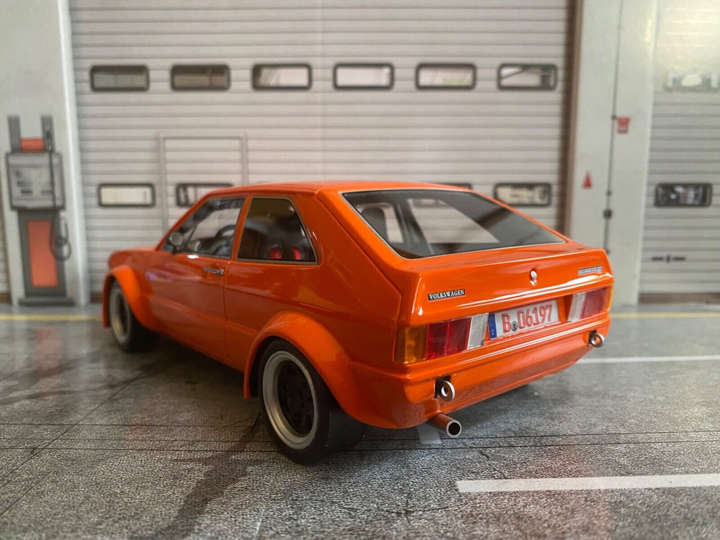 VW Scirocco GT Gr.2 Breitbau Orange mit roter 06er Nummer Tuning Diorama 1:18