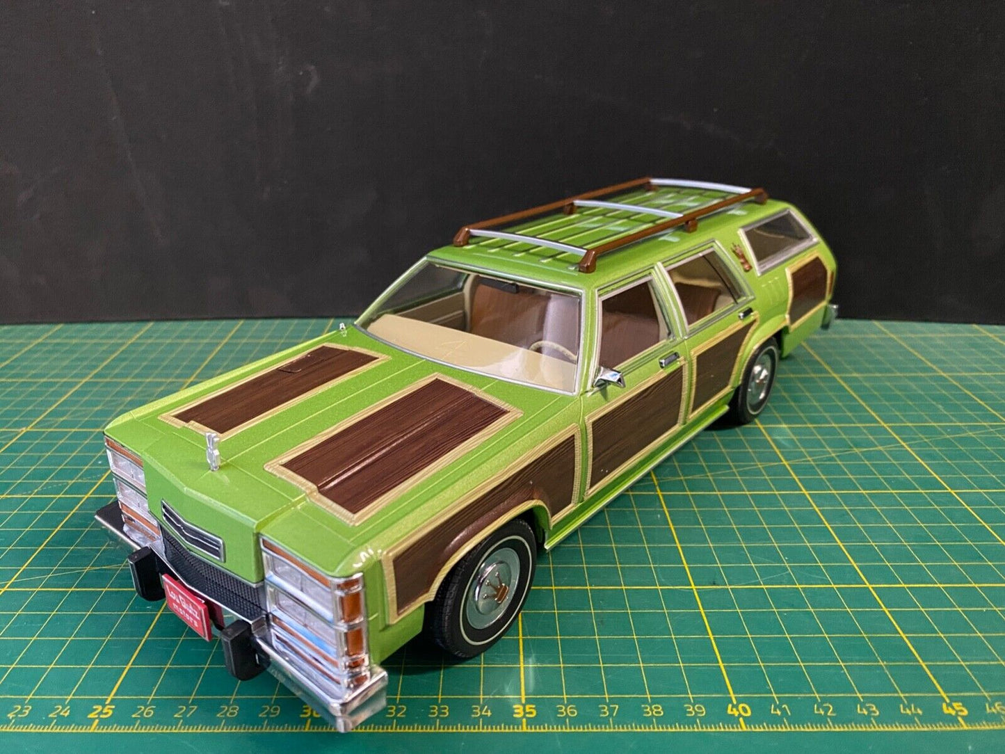 National Lampoon´s Vacation Family Truckster + original Lou Glutz plates 1:18