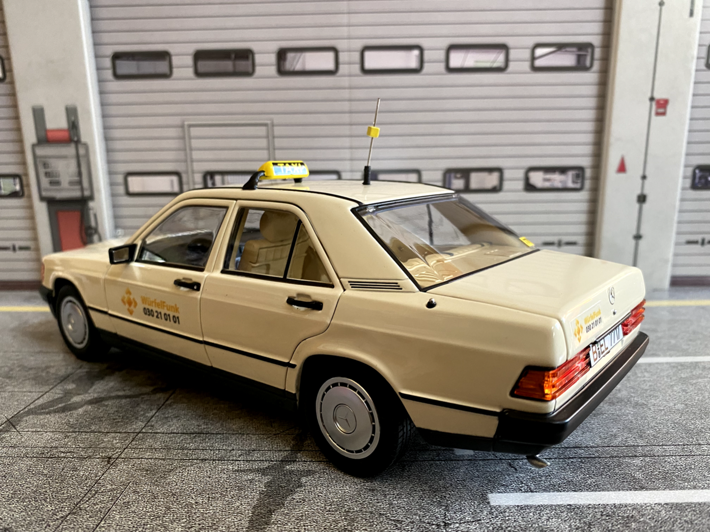 Mercedes Benz 190 E W 201 W201 Taxi Umbau Würfelfunk (alles zu öffnen) 1:18