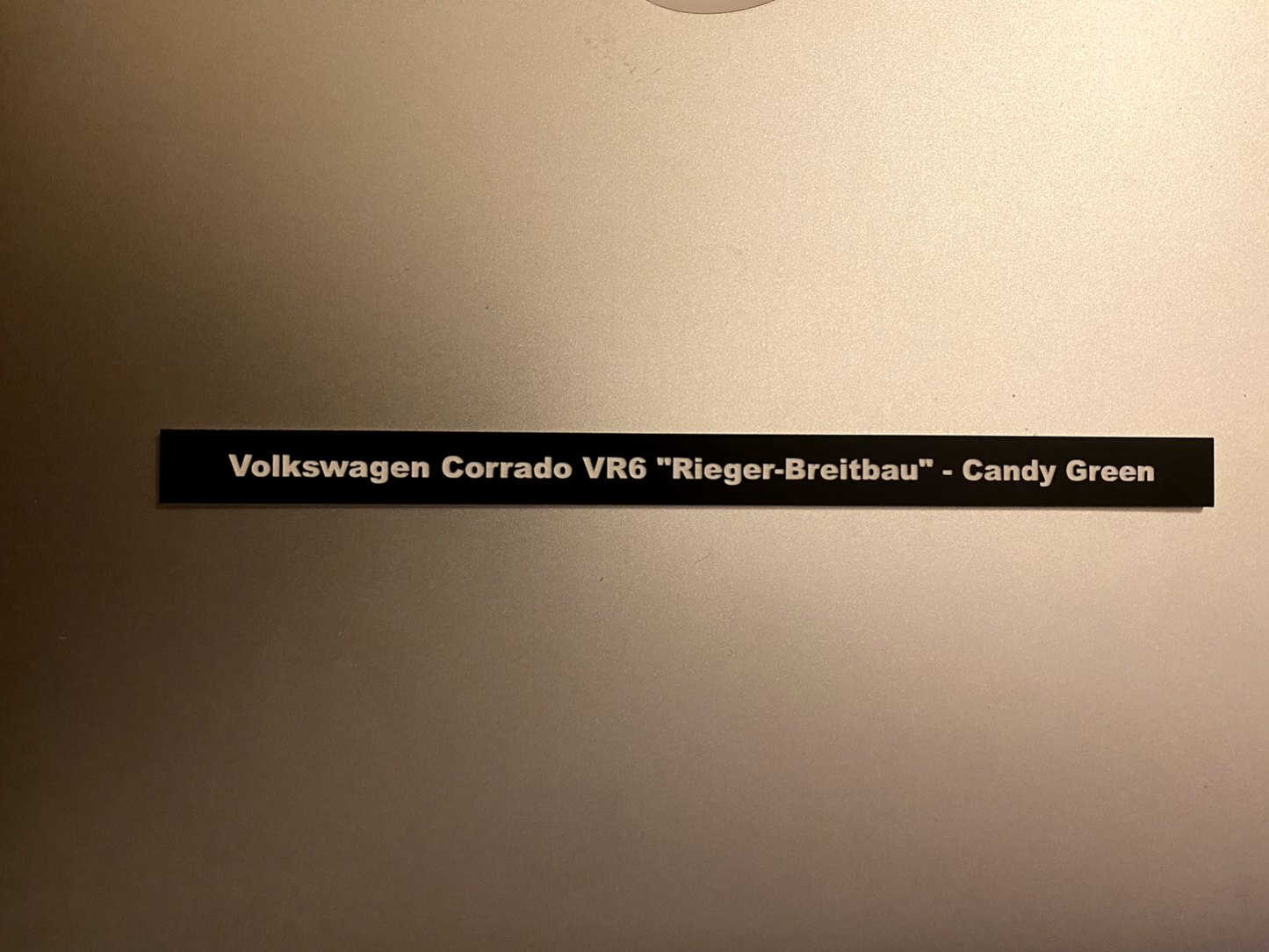 Sockelschild "VW Corrado VR6 Rieger-Breitbau" geprägt & selbstklebend für 1:18