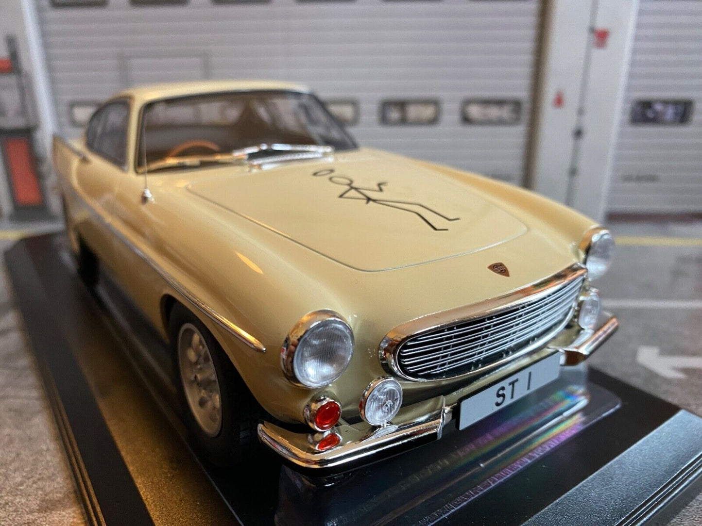 Volvo 1800 S 1967 RHD Simon Templar The Saint with hood decal new in box 1:18