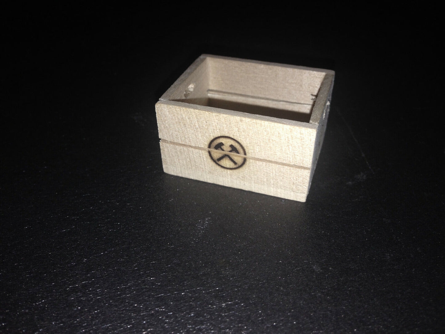 Kohlenkiste Holz mit Brandzeichen als Ladegut für Lkw 1:12 Diorama Puppenhaus