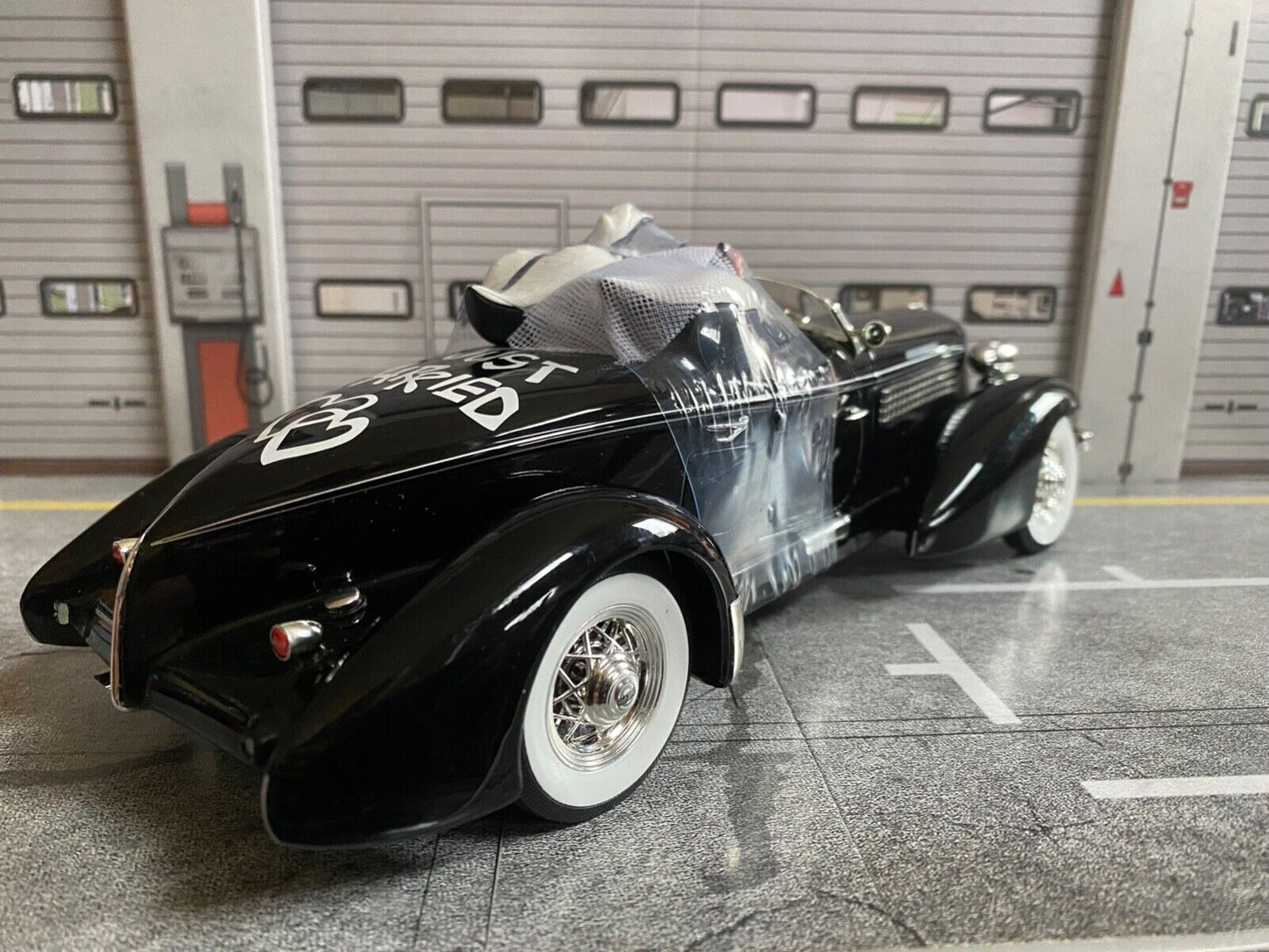 Auburn 851 Speedster Boattail Pepe & Penelope Just Married Ertl Warner Bros 1:18