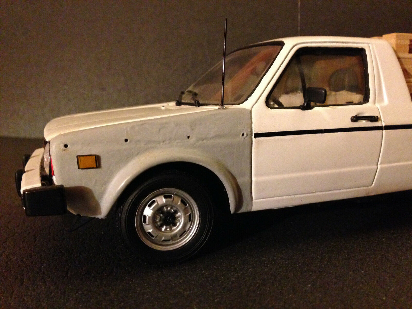 VW Caddy XXL US-Version im Used-Look mit Ladegut Tuning Diorama Volkswagen 1:18