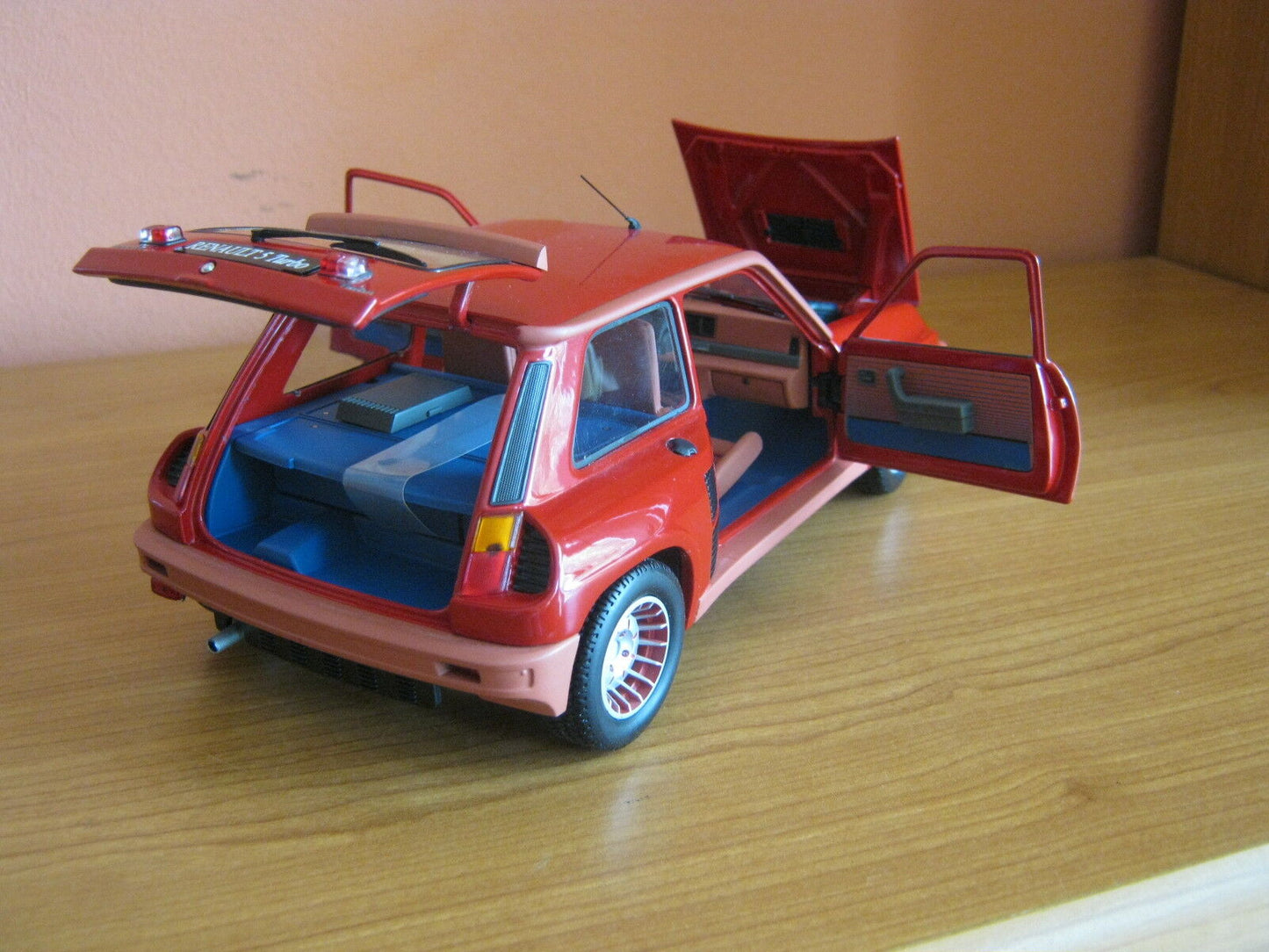 Renault 5 Turbo Umbau Modifikation mit Maxi Turbo Frontstoßstange Code 3 1:18