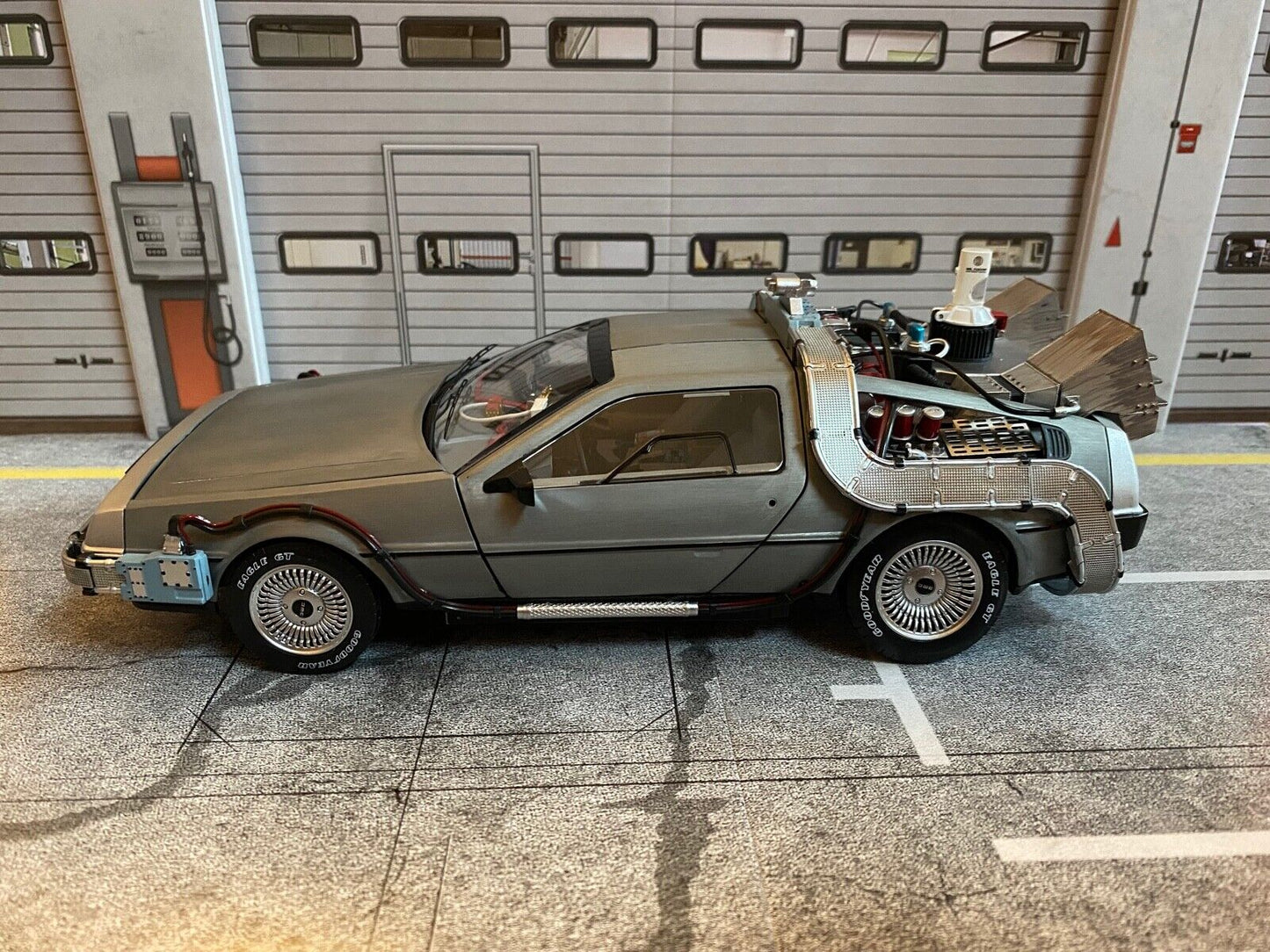DeLorean Back to the Future Zurück in die Zukunft Hot Wheels Sound & Light 1:18