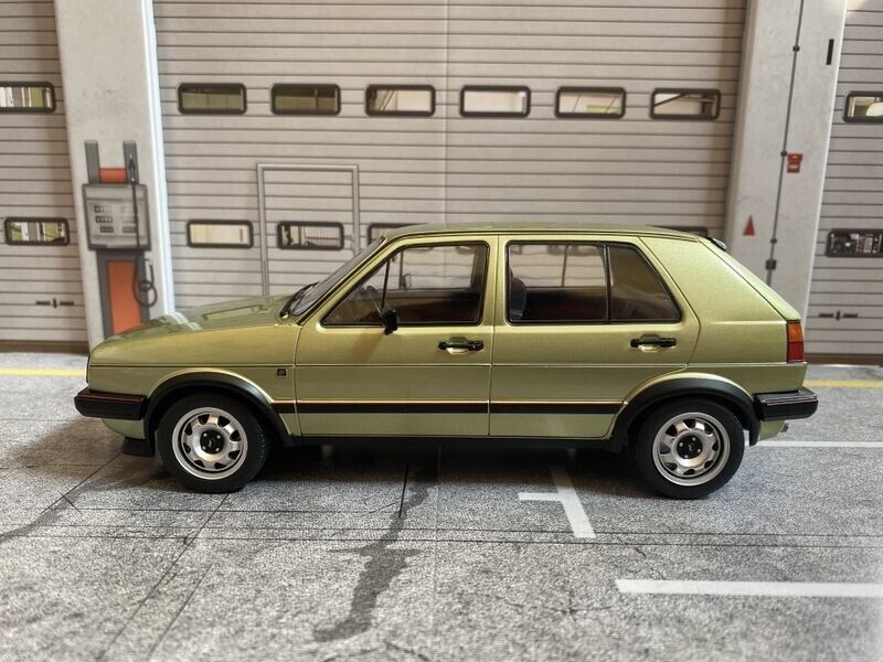 VW Golf 4-Türer in Inarisilber mit ATS-Felgen "1 of 1" Tuning Diorama 1:18