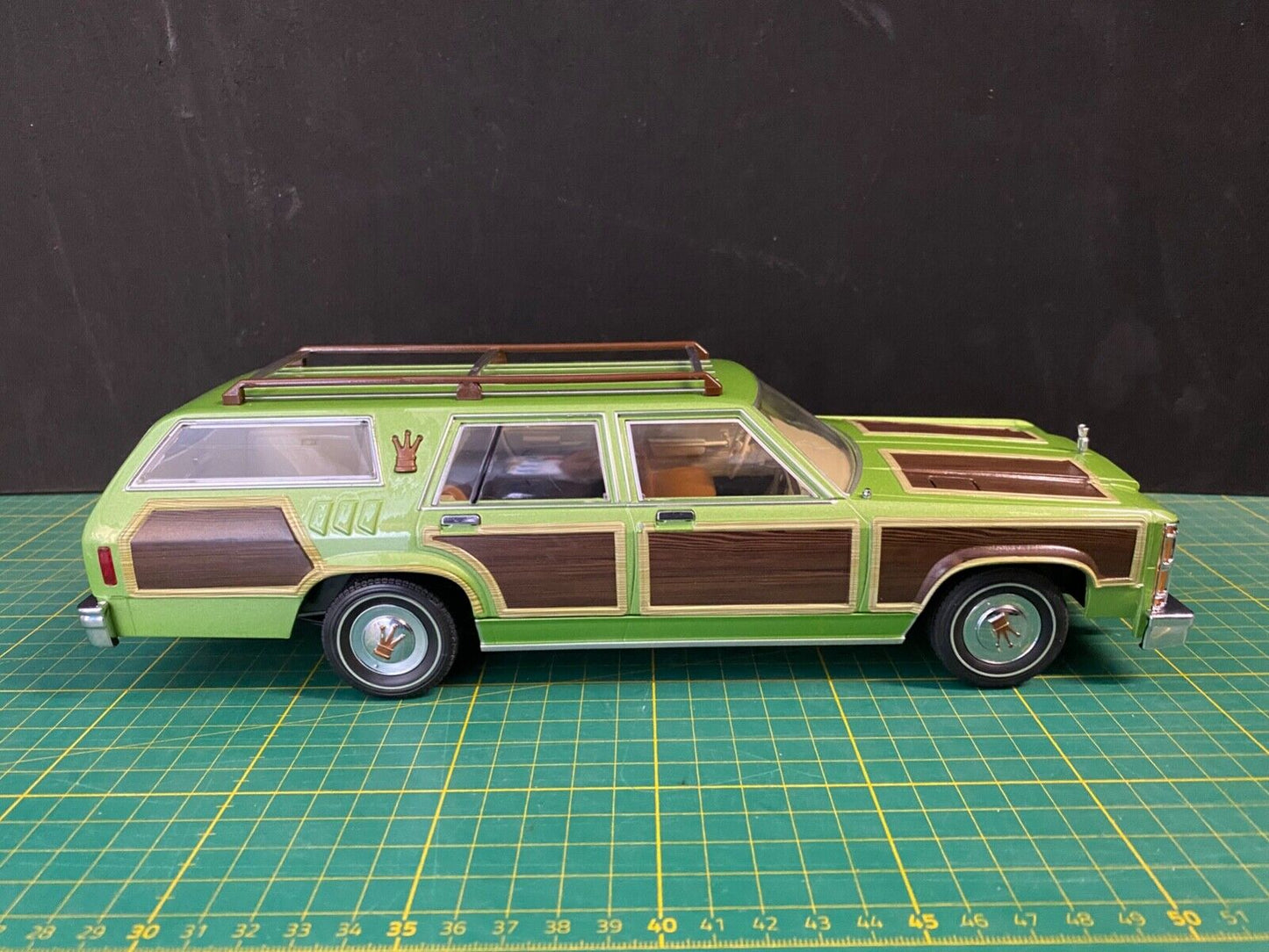 National Lampoon´s Vacation Family Truckster + original Lou Glutz plates 1:18