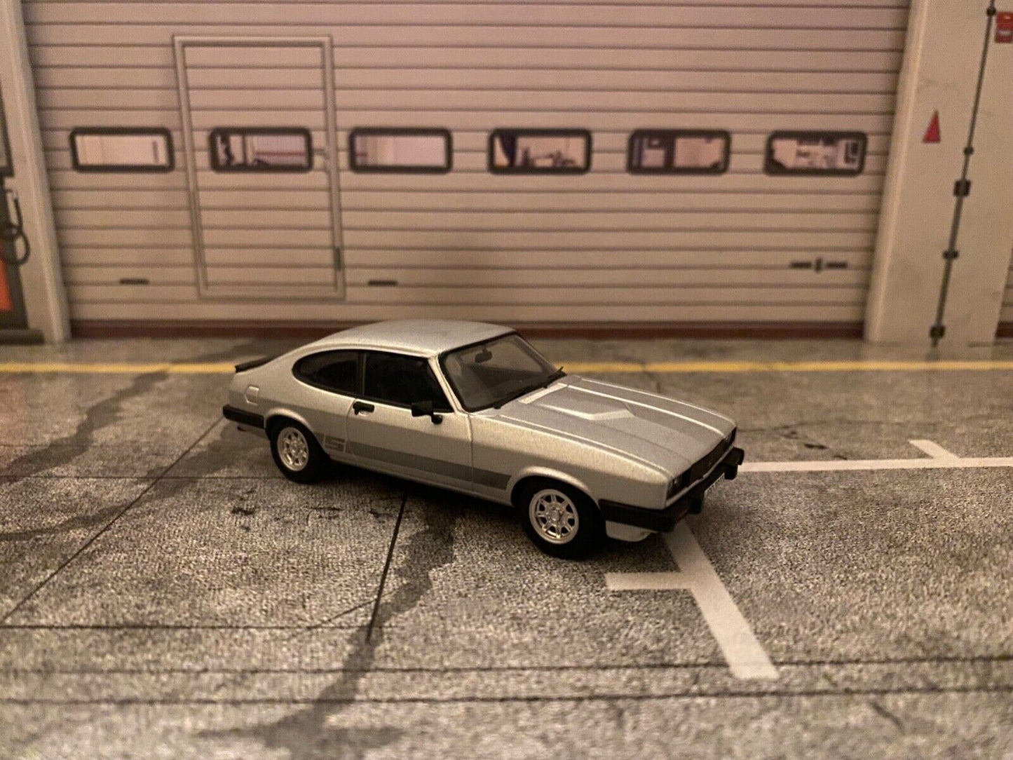 Bodie´s Ford Capri 3.0S The Professionals Die Profis RHD Mk3 MkIII Silber 1:43