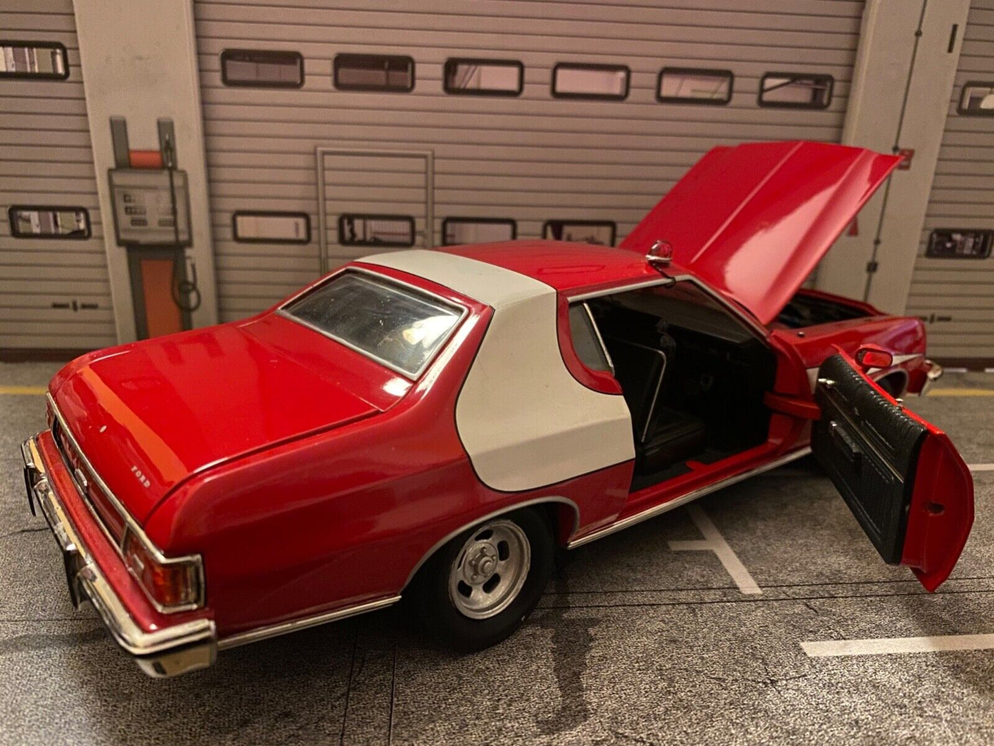 Starsky & Hutch Ford Gran Torino Umbau mit Beleuchtung Licht Teardrop Light 1:18